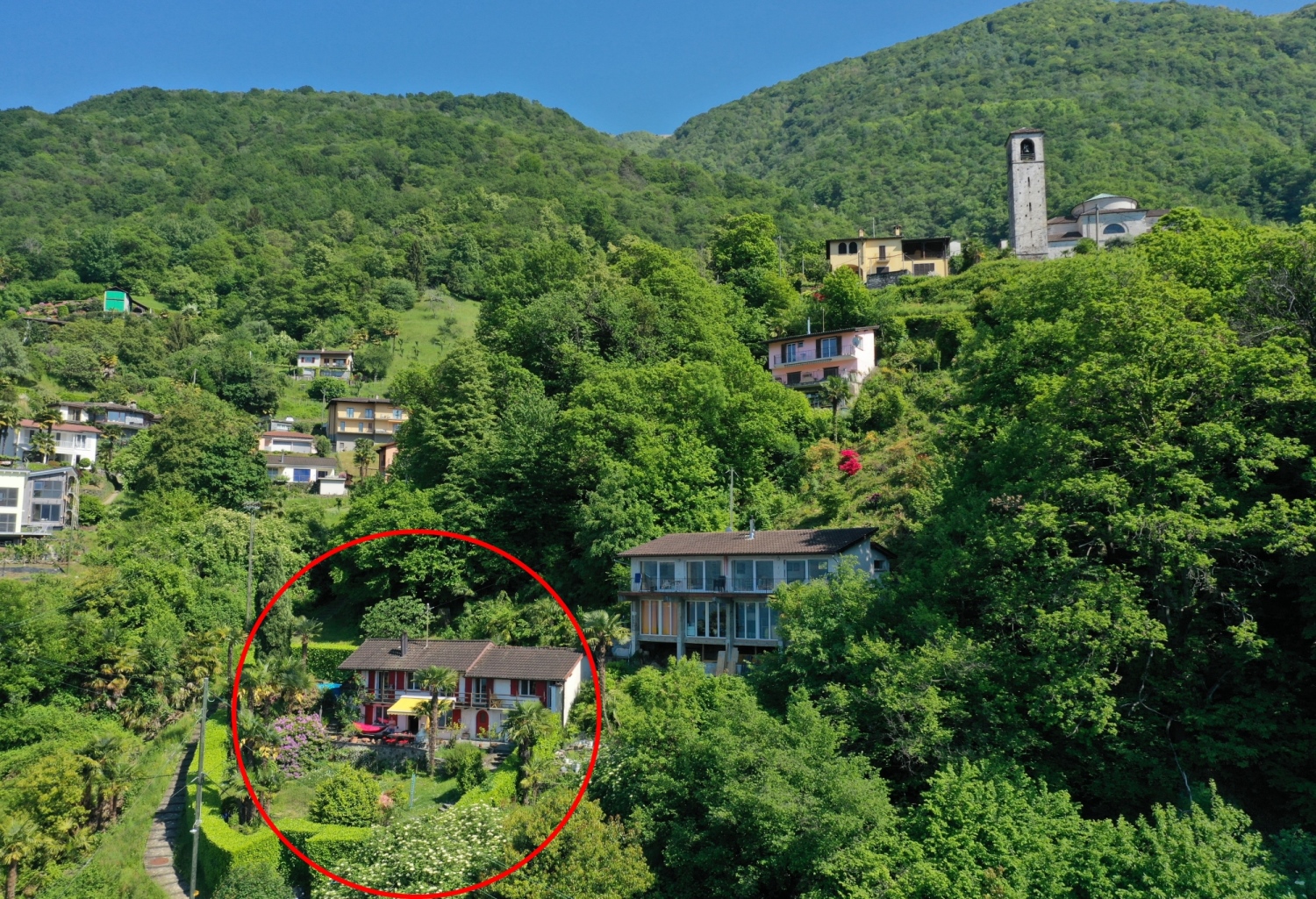 Luftaufnahme eines Hauses in grüner Hanglage