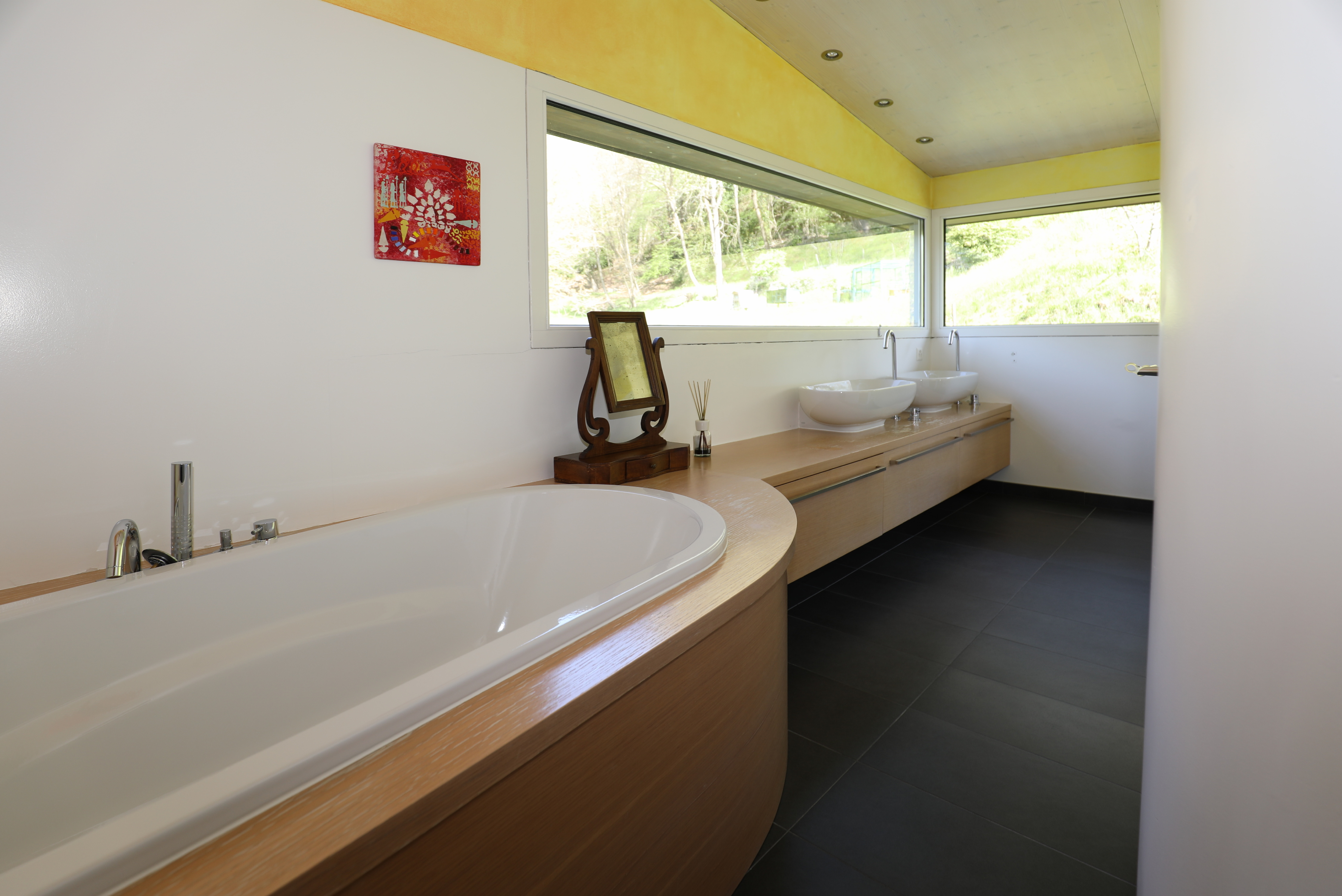Modernes Badezimmer mit Wanne und Doppelwaschbecken