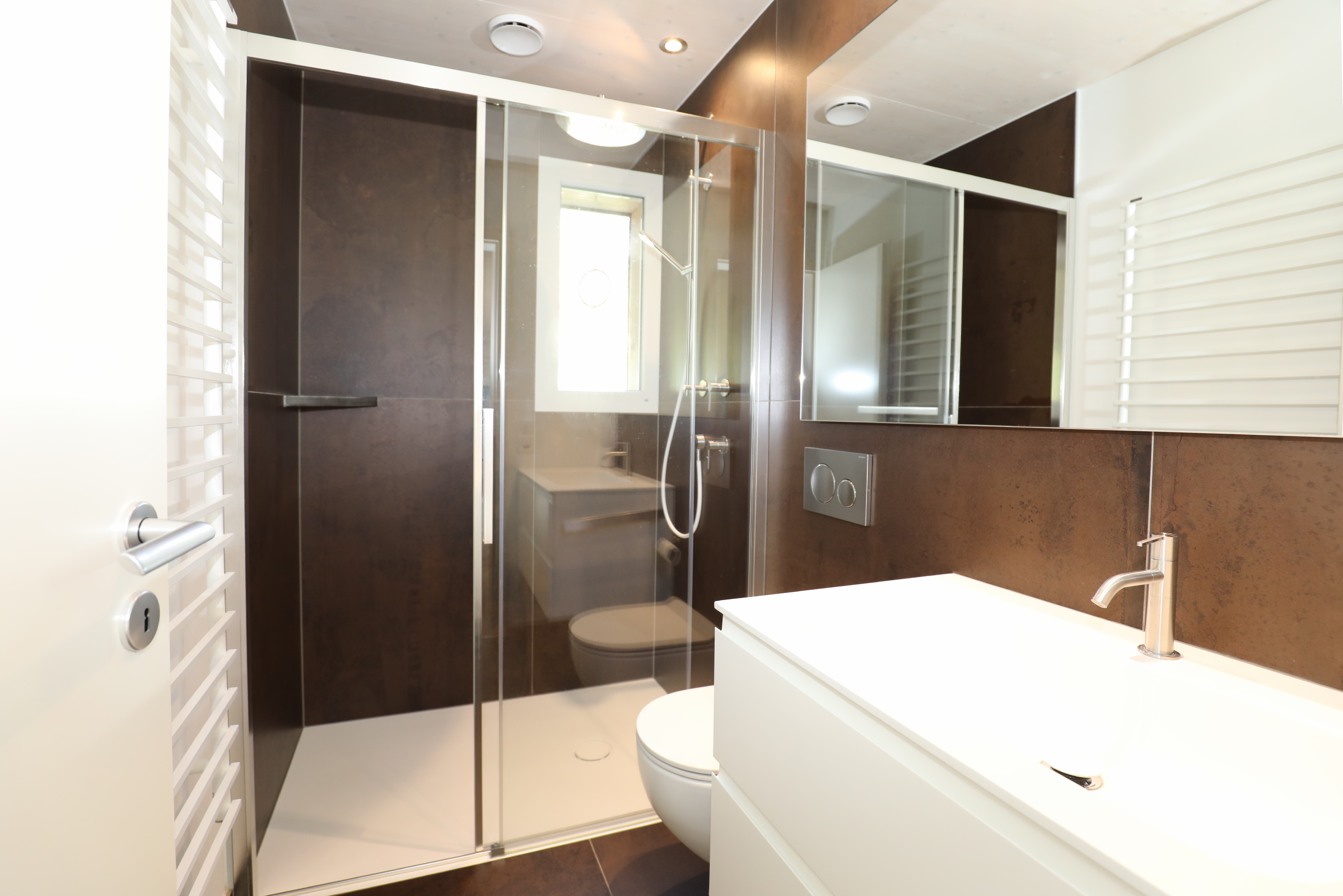 Modernes Badezimmer mit Dusche und WC