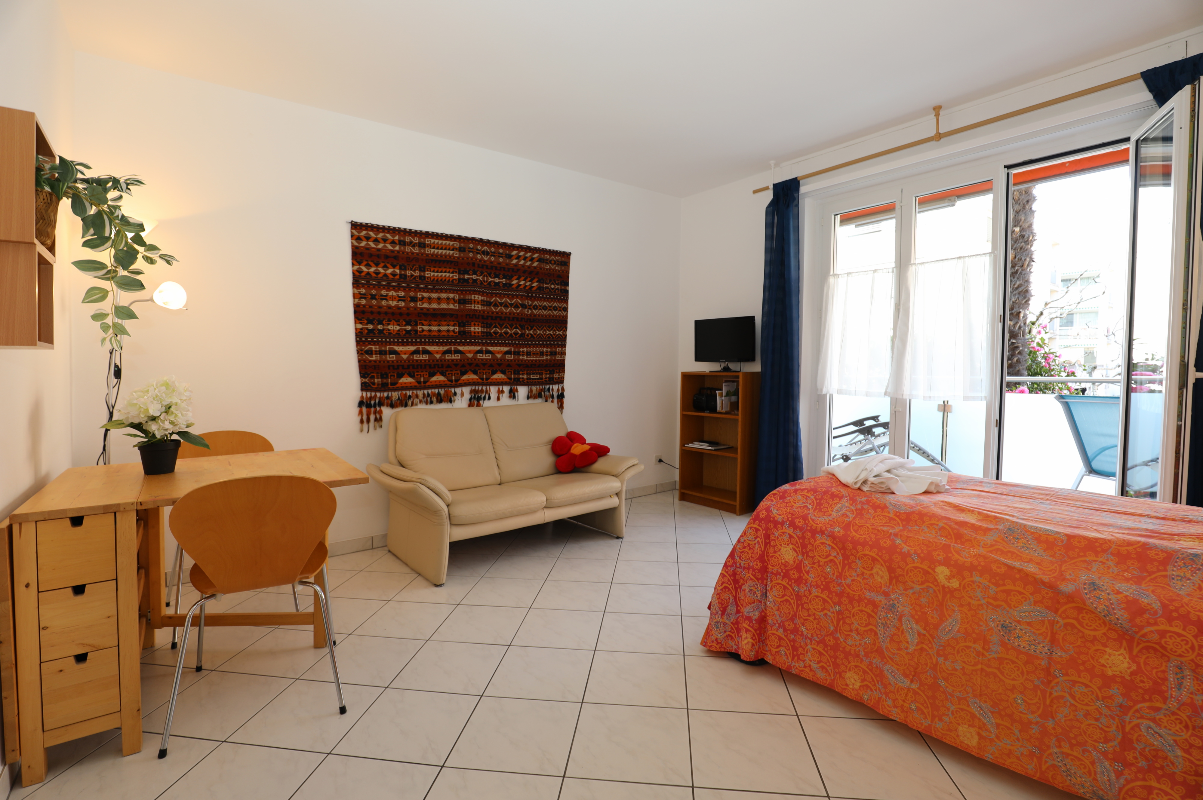 Helles Schlafzimmer mit Zugang zum Balkon