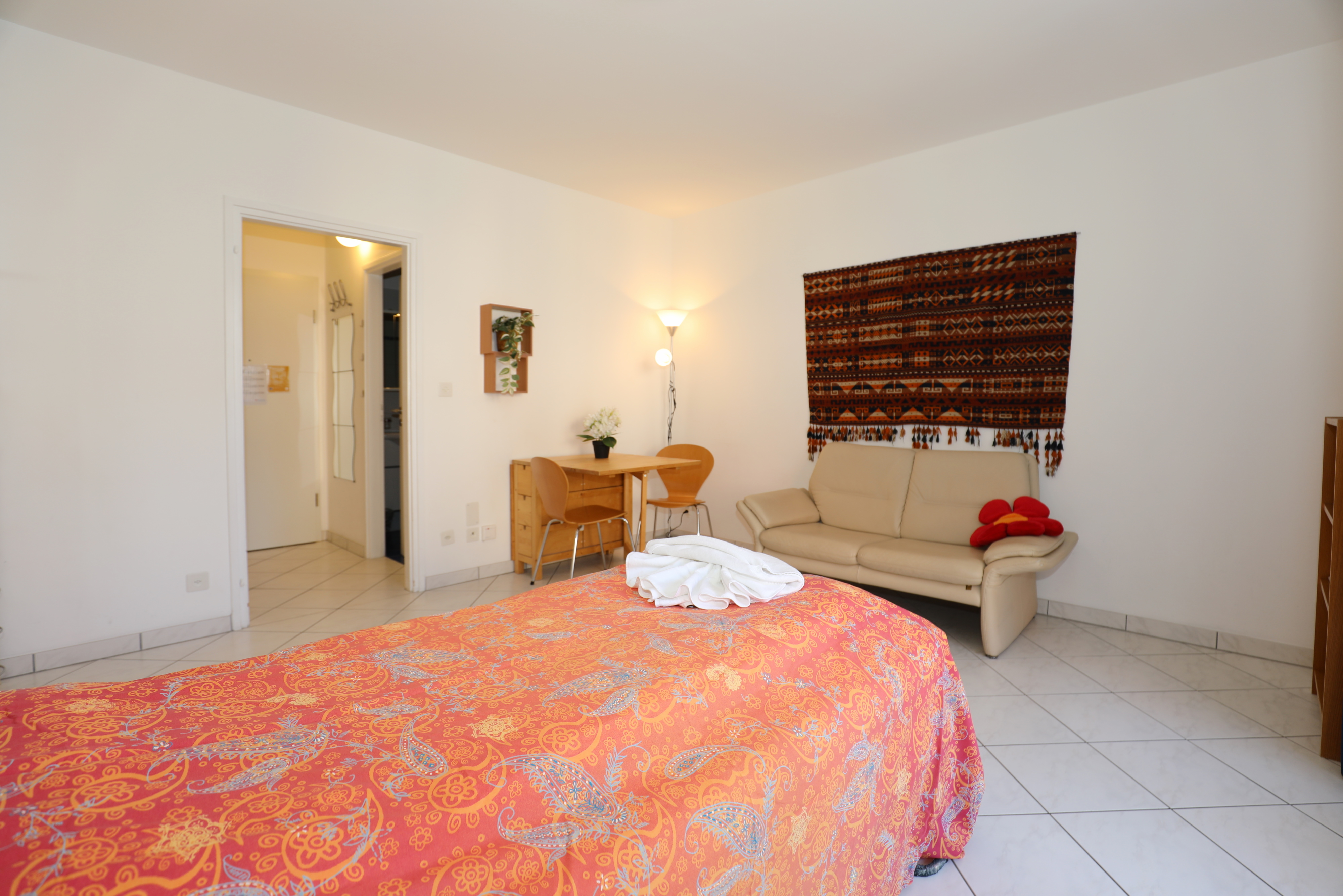 Schlafzimmer mit schlichtem Mobiliar