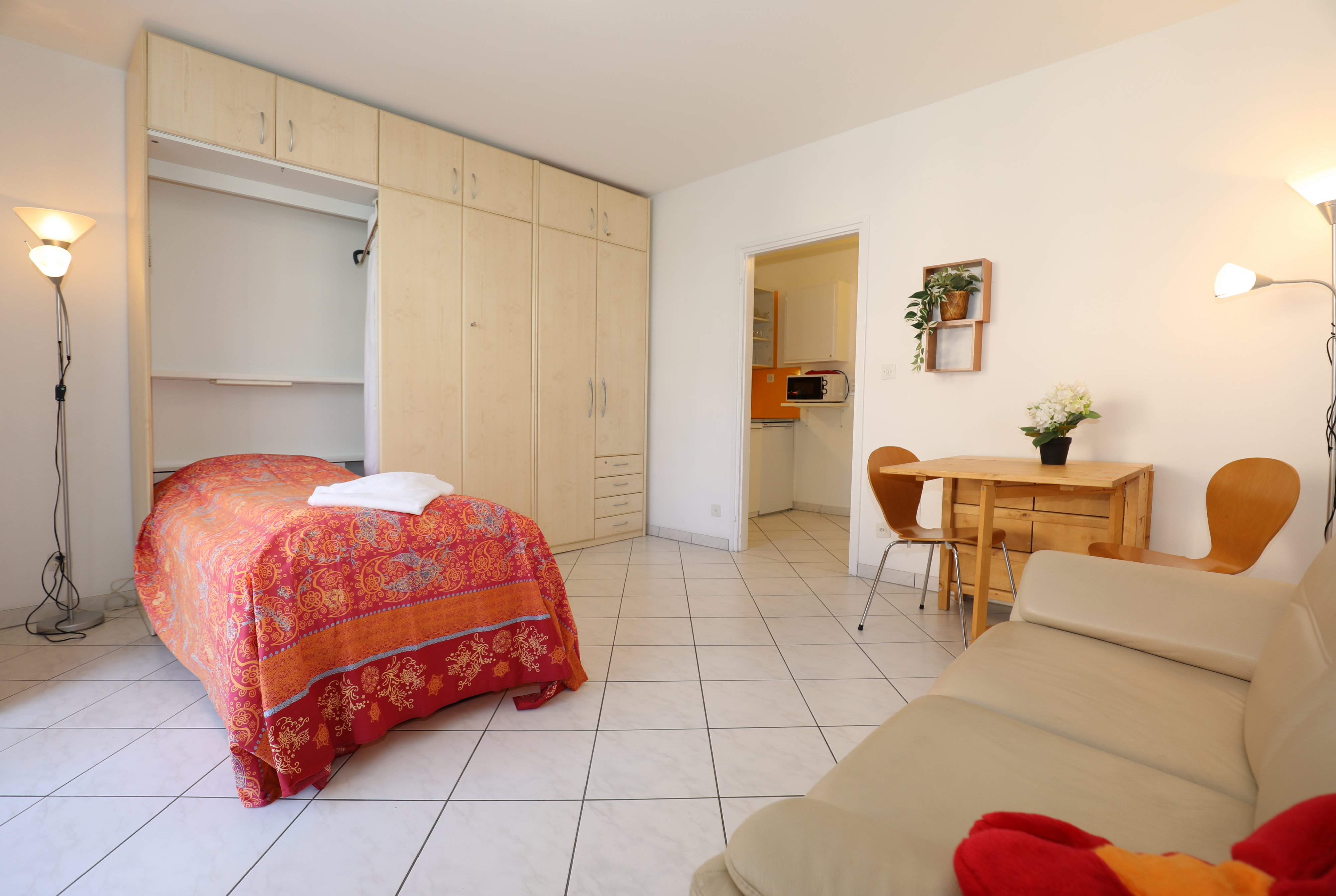 Helles Studio mit Bett und Sitzecke