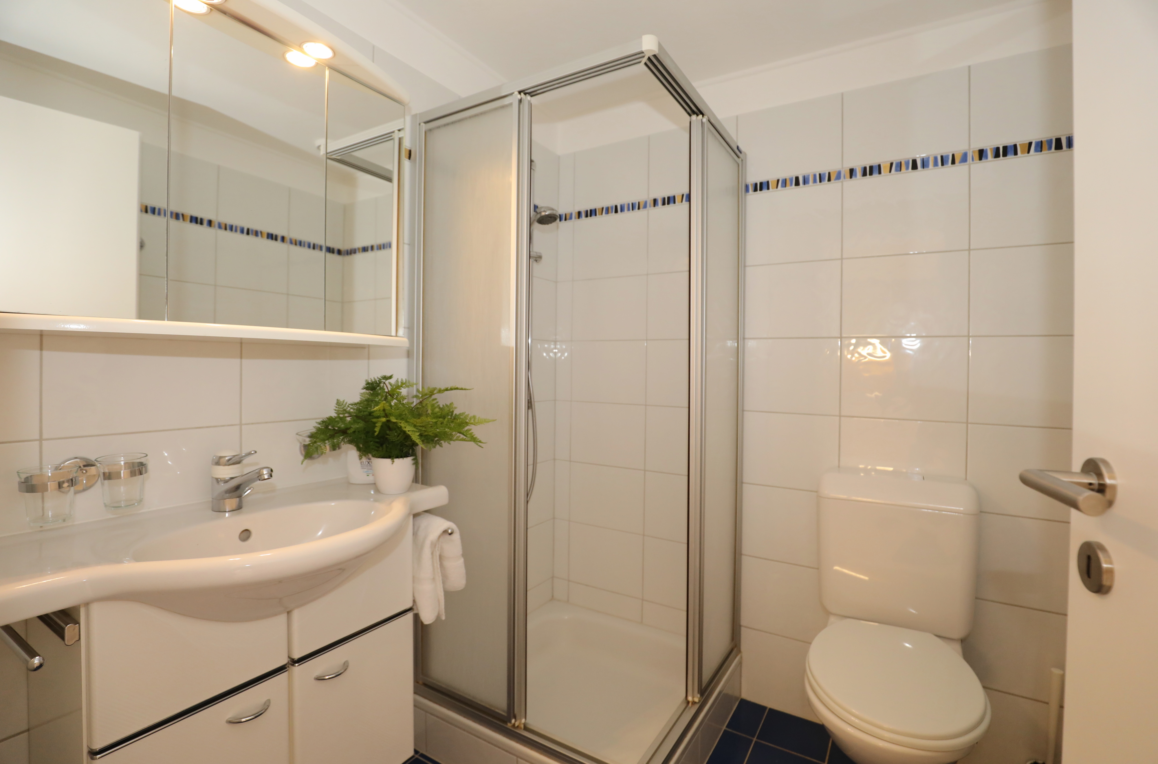 Kompaktes Badezimmer mit Dusche und WC
