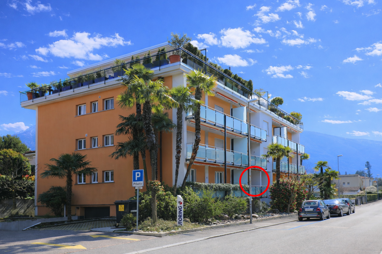 Mehrfamilienhaus mit Terrassen und Palmen
