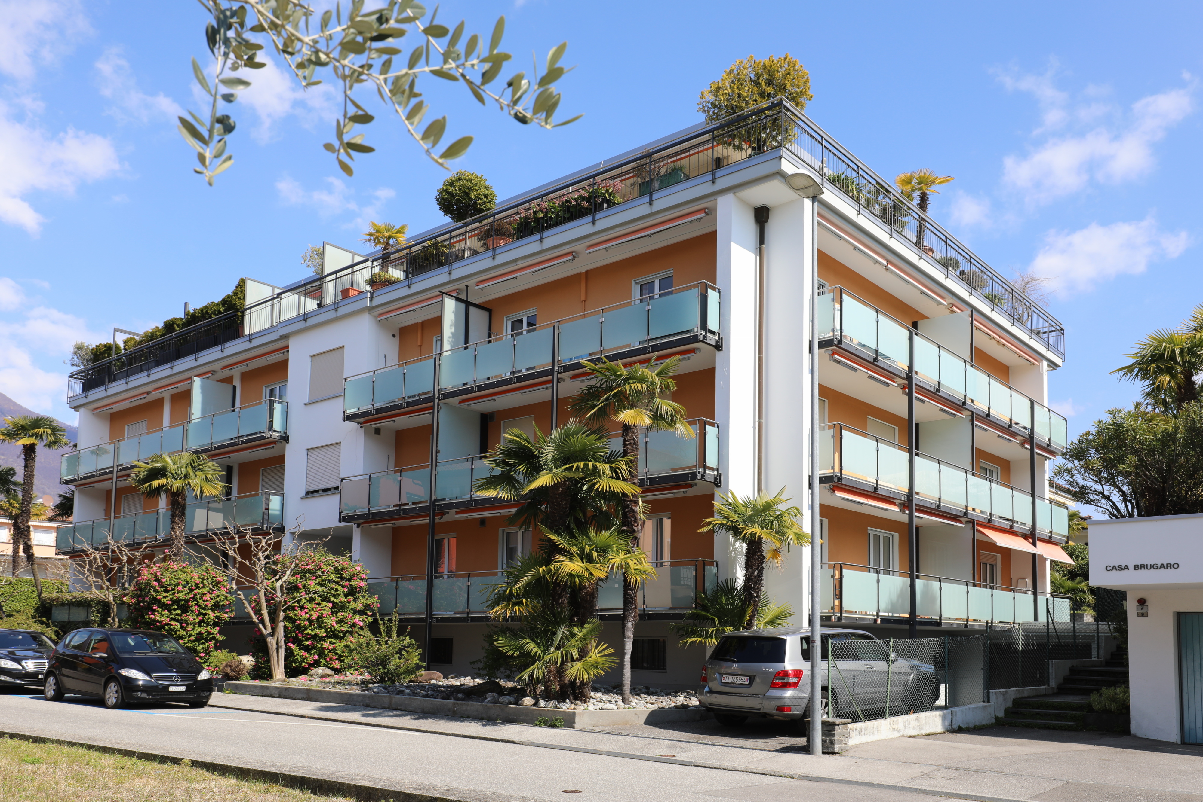 Mehrfamilienhaus mit großen Balkonen