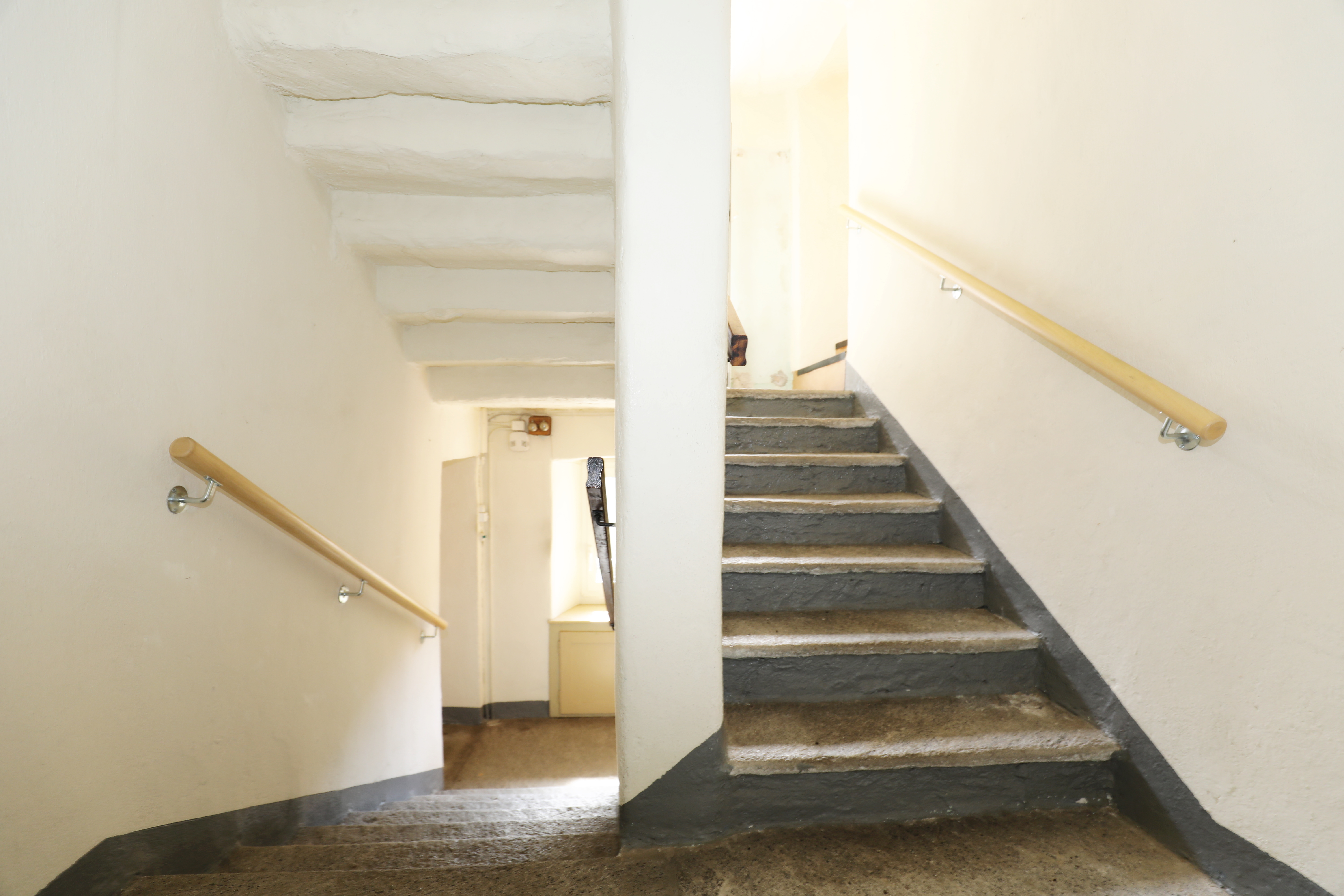 Treppenhaus mit schmaler Steintreppe