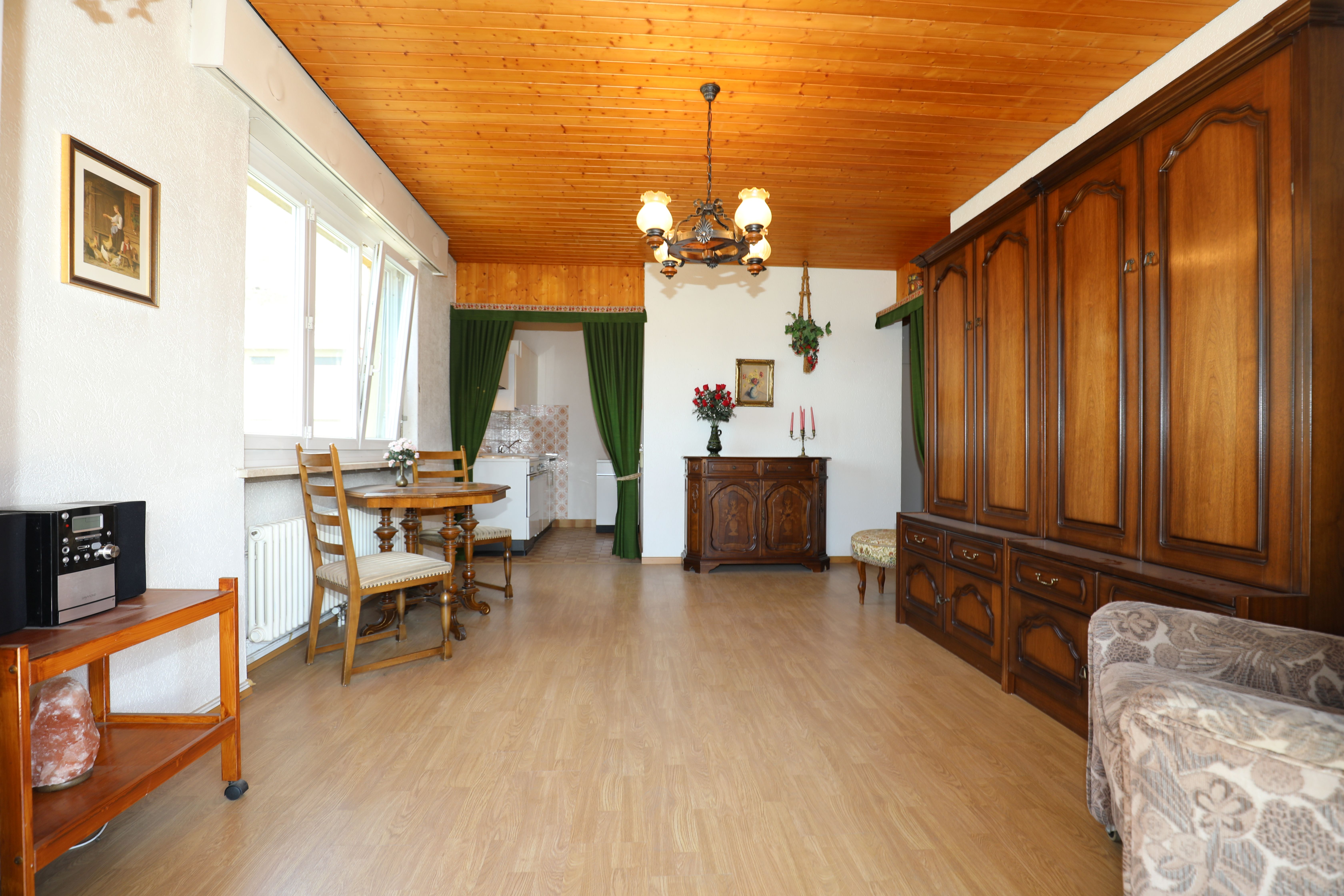 Wohnzimmer mit Durchgang zur Küche