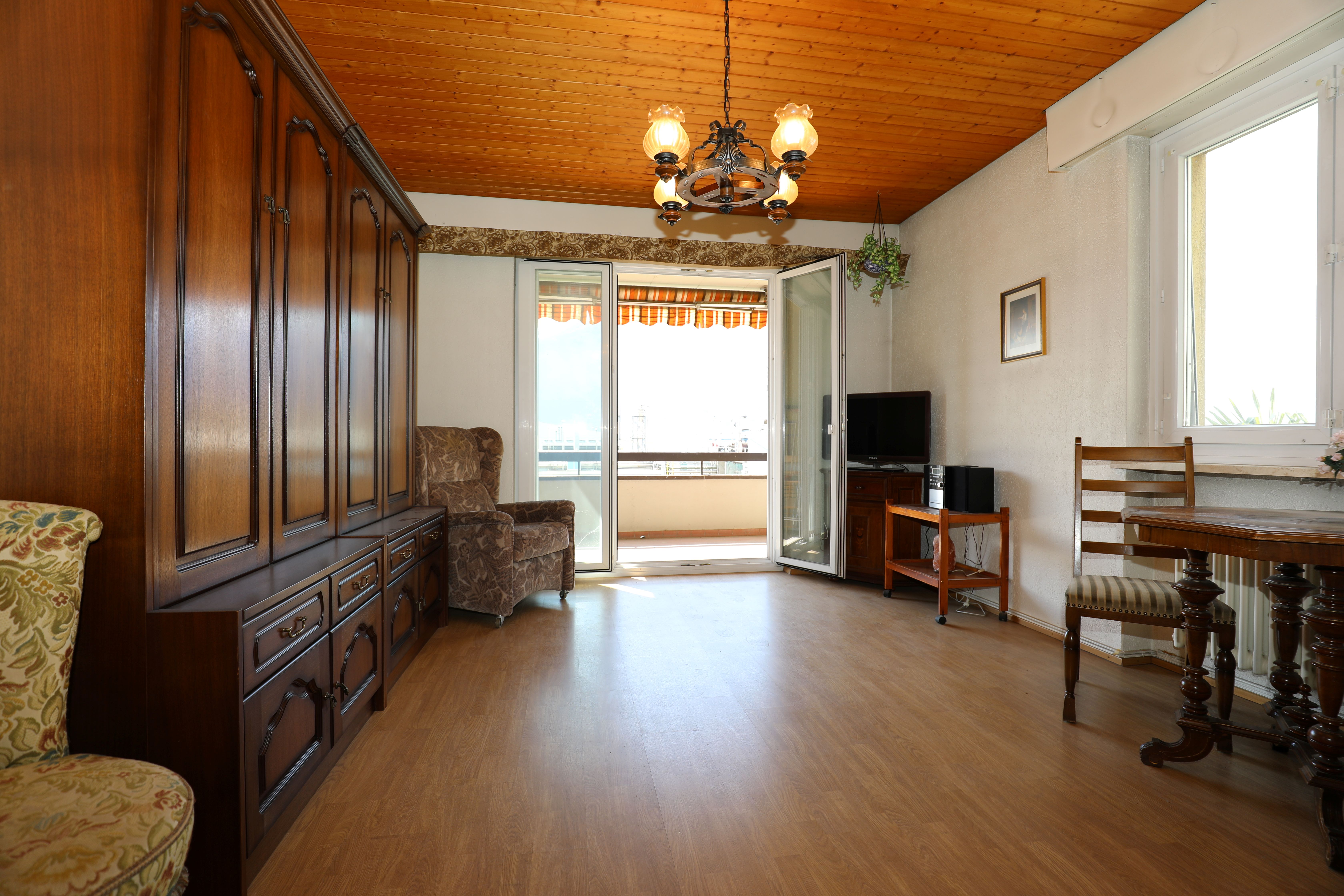 Wohnzimmer mit Balkonzugang