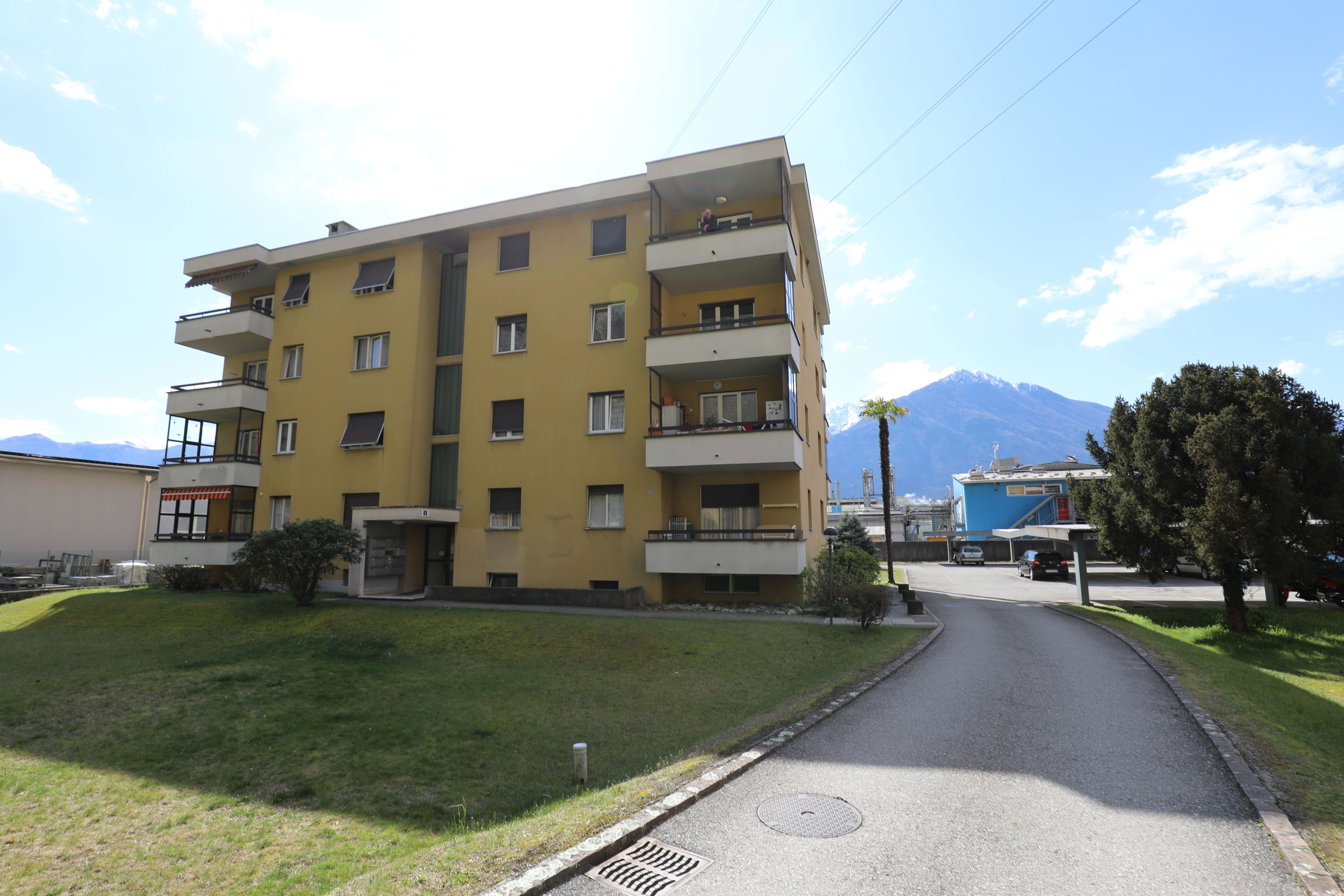 Mehrfamilienhaus mit Balkon und Bergblick