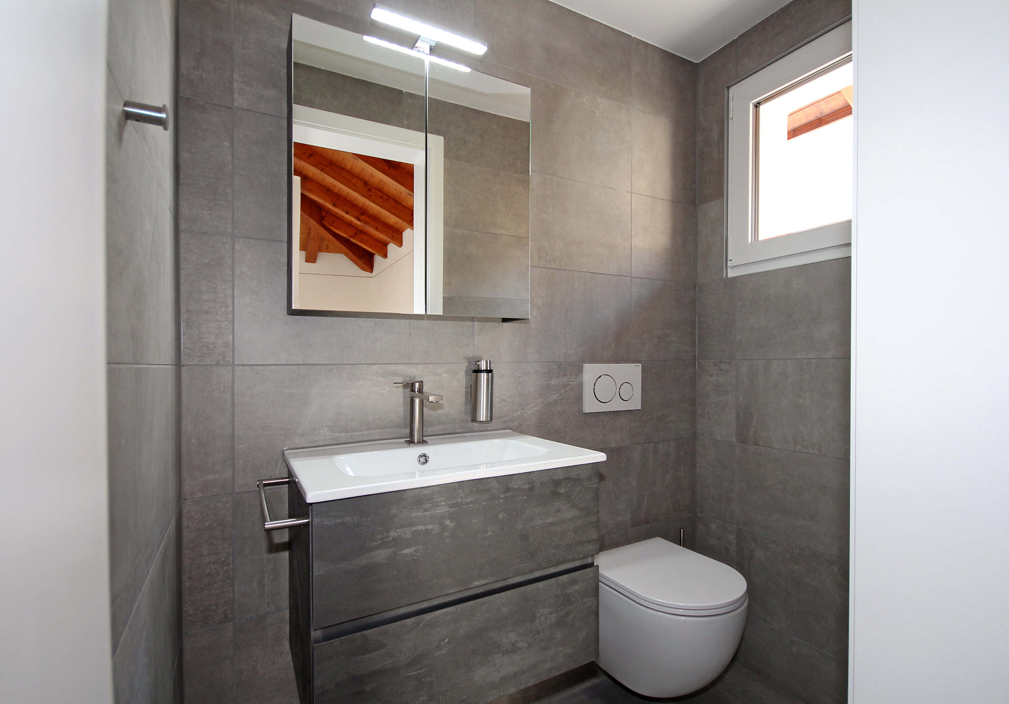 Modernes Gäste-WC mit Dachfenster