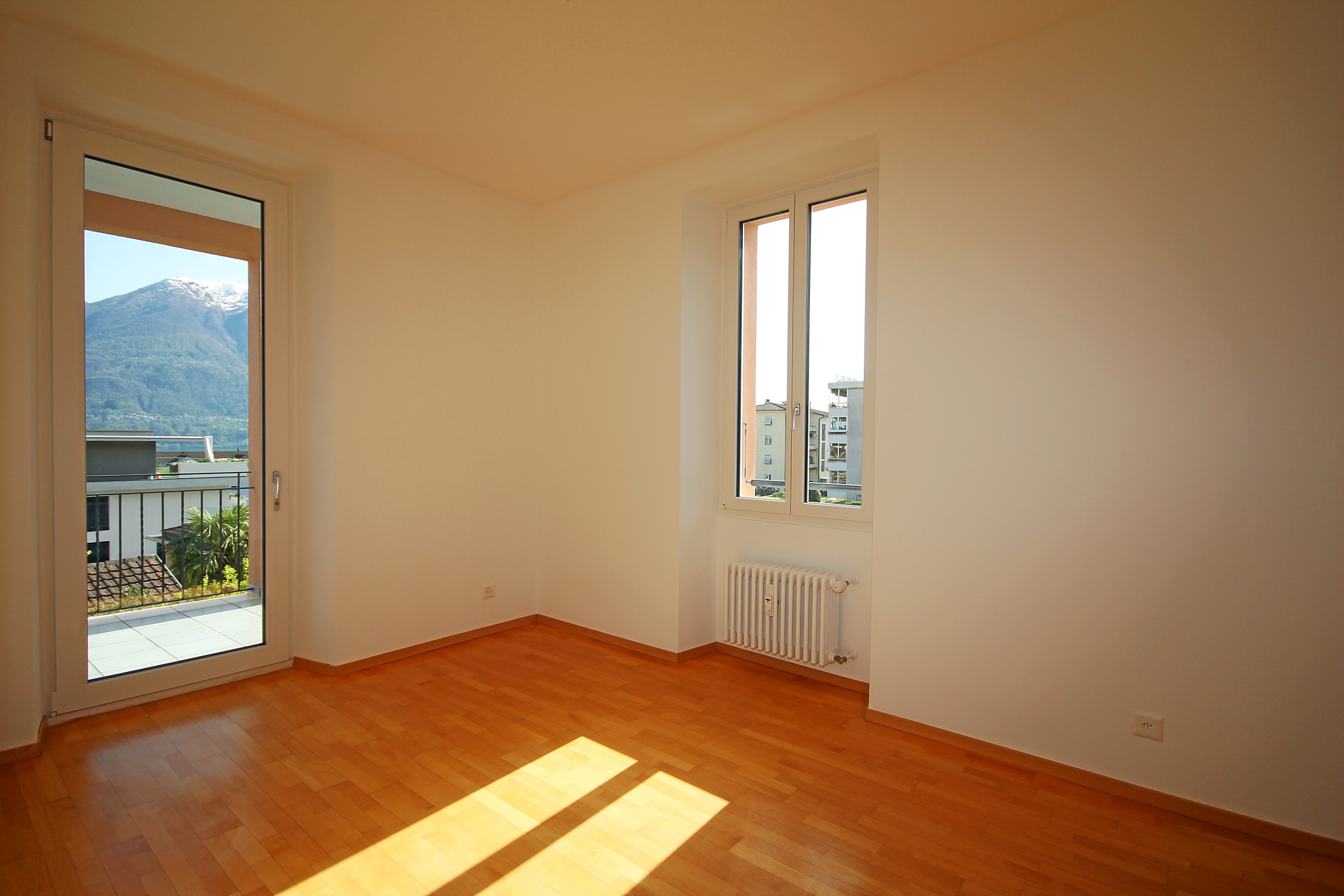 Leeres Zimmer mit Balkon- und Bergblick