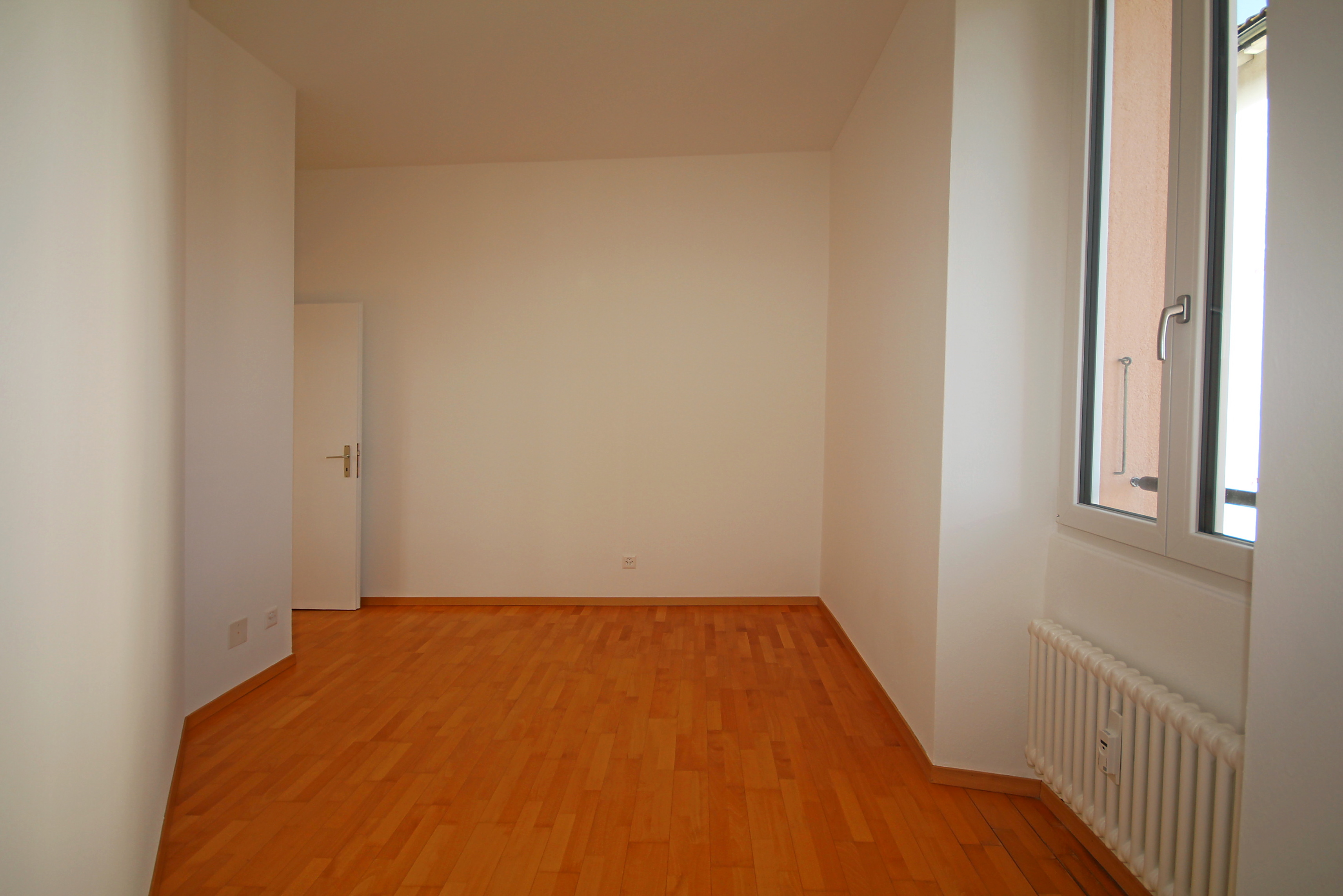 Leerer heller Raum mit Holzfußboden