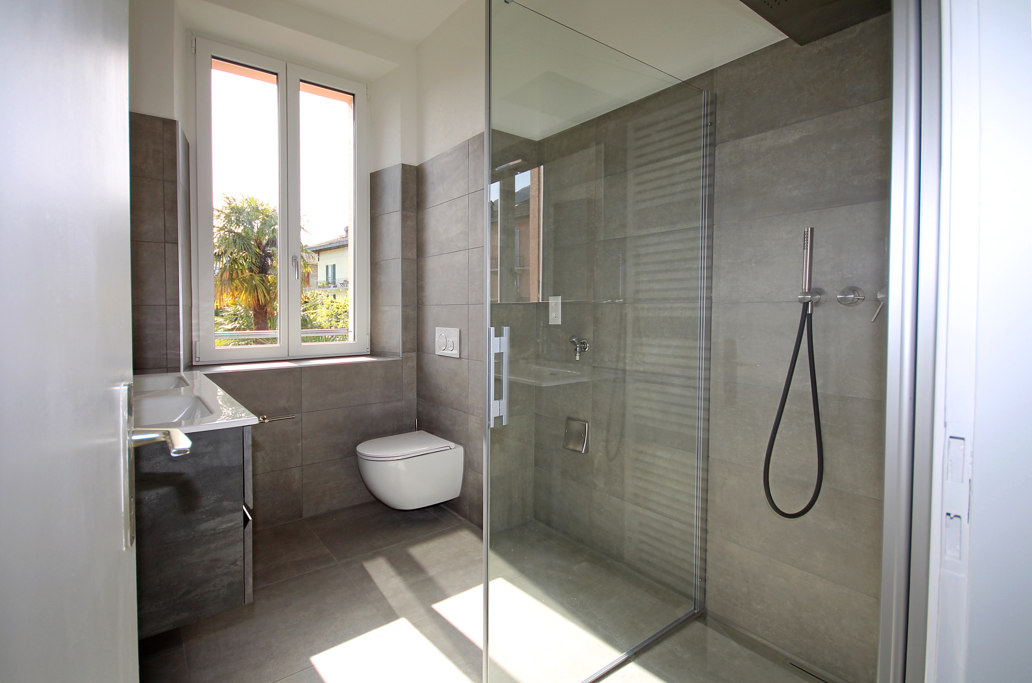 Modernes Badezimmer mit Glasdusche