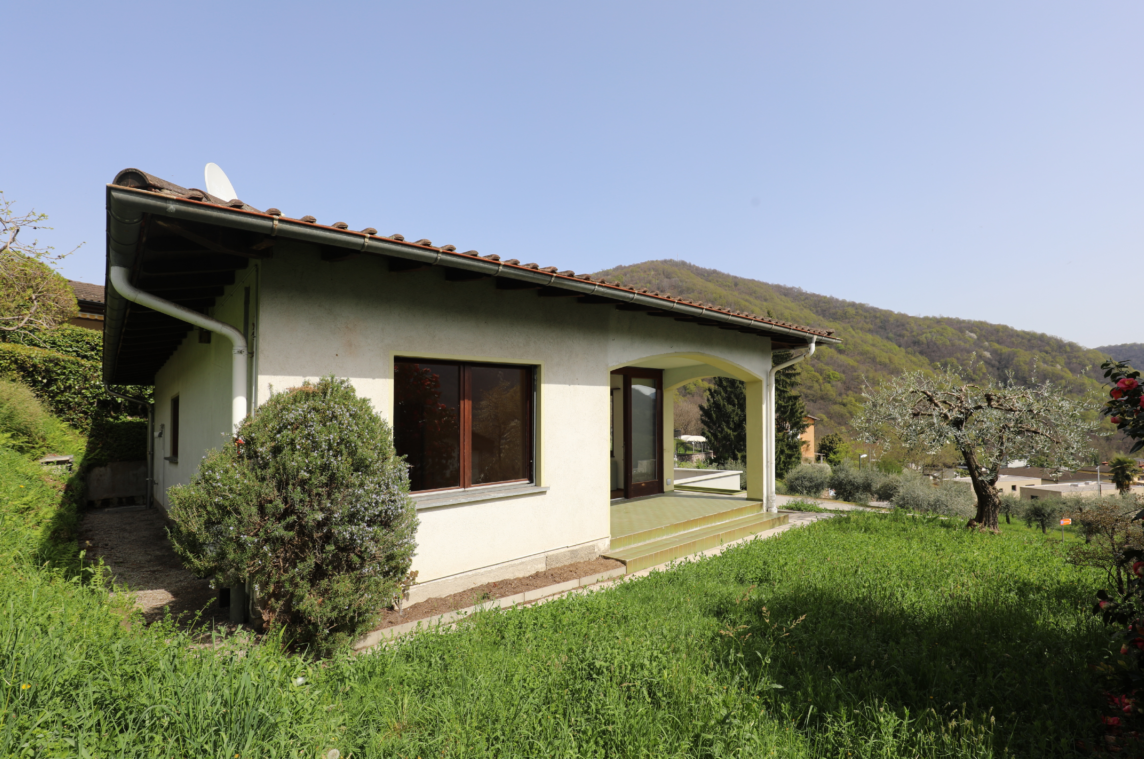 Haus mit Garten und Bergblick