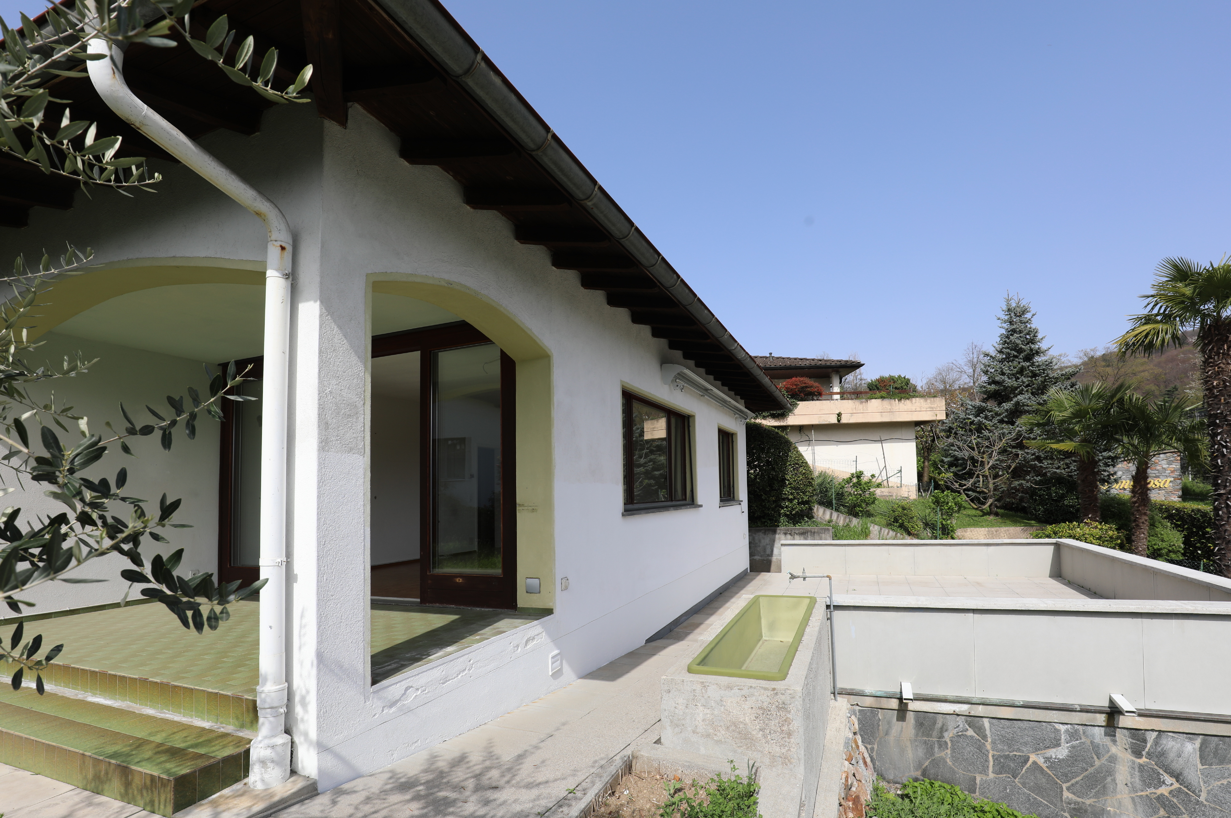 Außenansicht einer mediterranen Villa mit Terrasse
