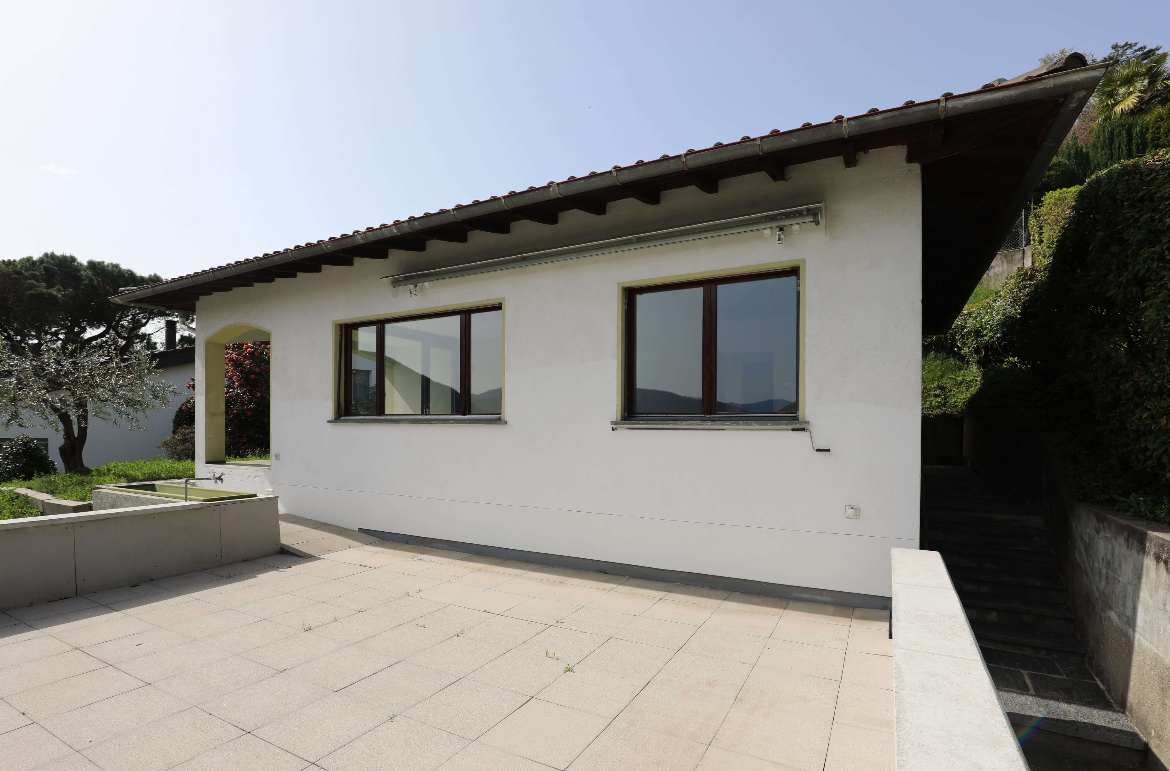 Außenansicht einer eingeschossigen Immobilie mit Terrasse
