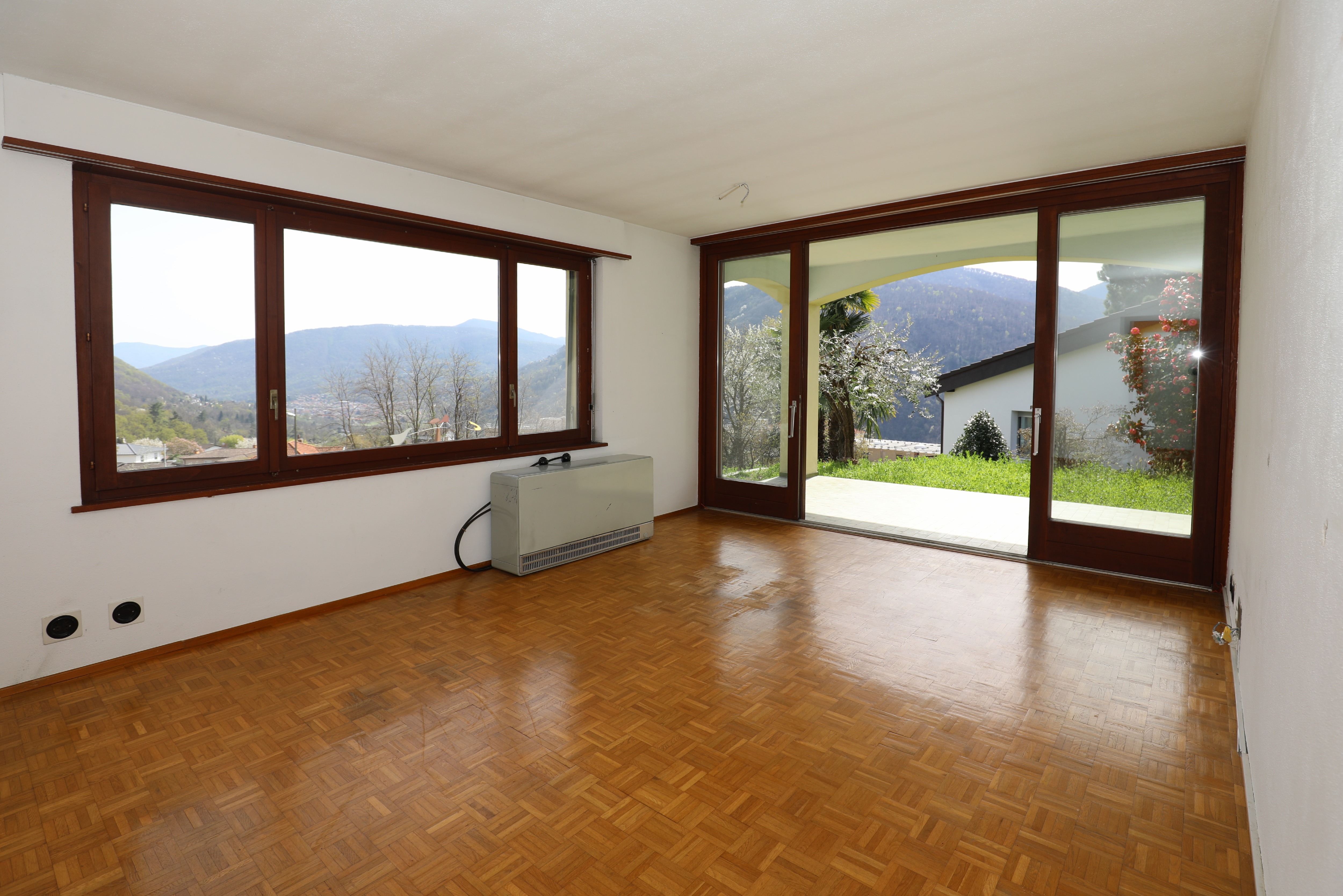 Leerer Wohnraum mit Bergblick