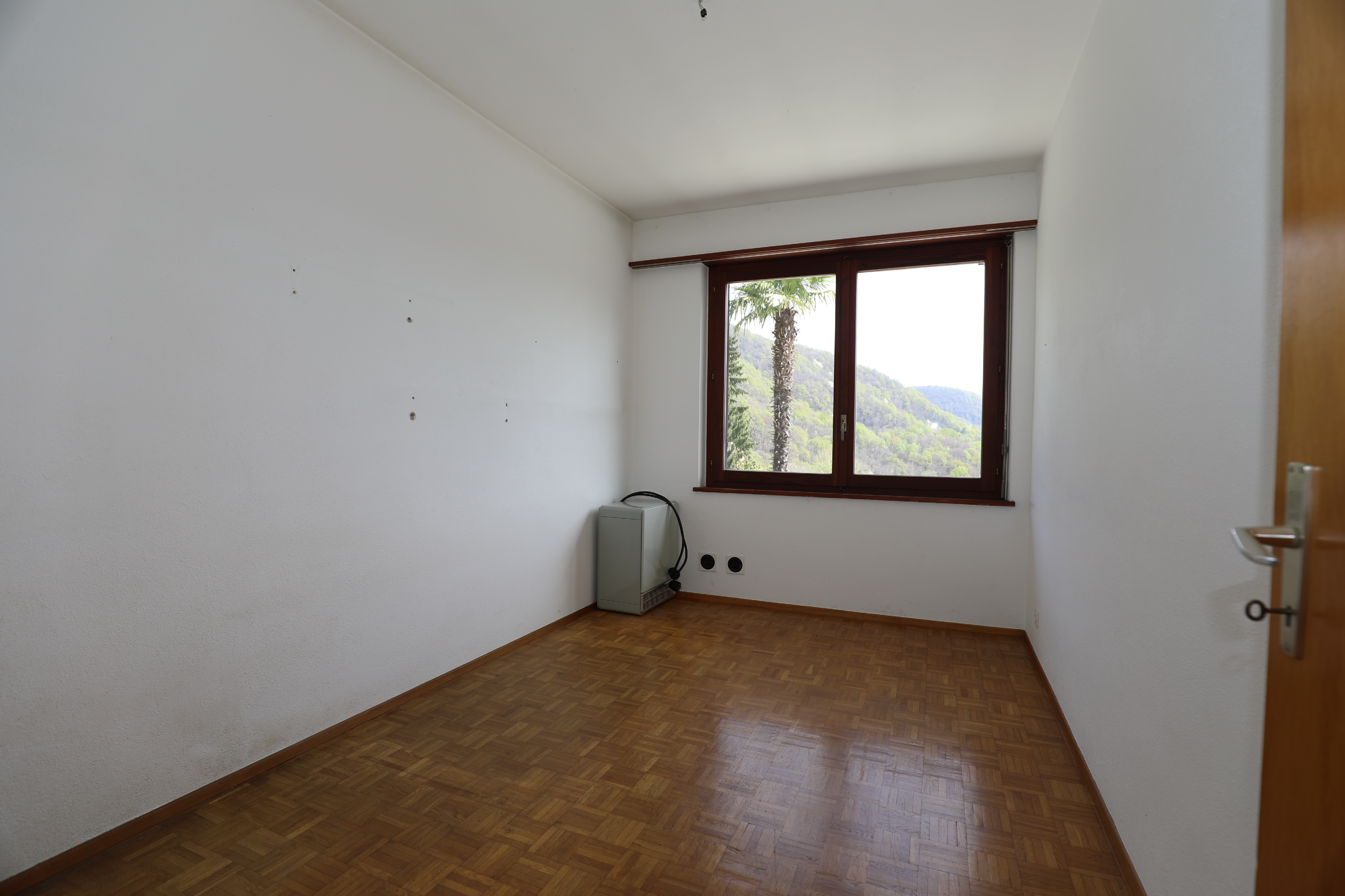 Leerer Raum mit Bergblick