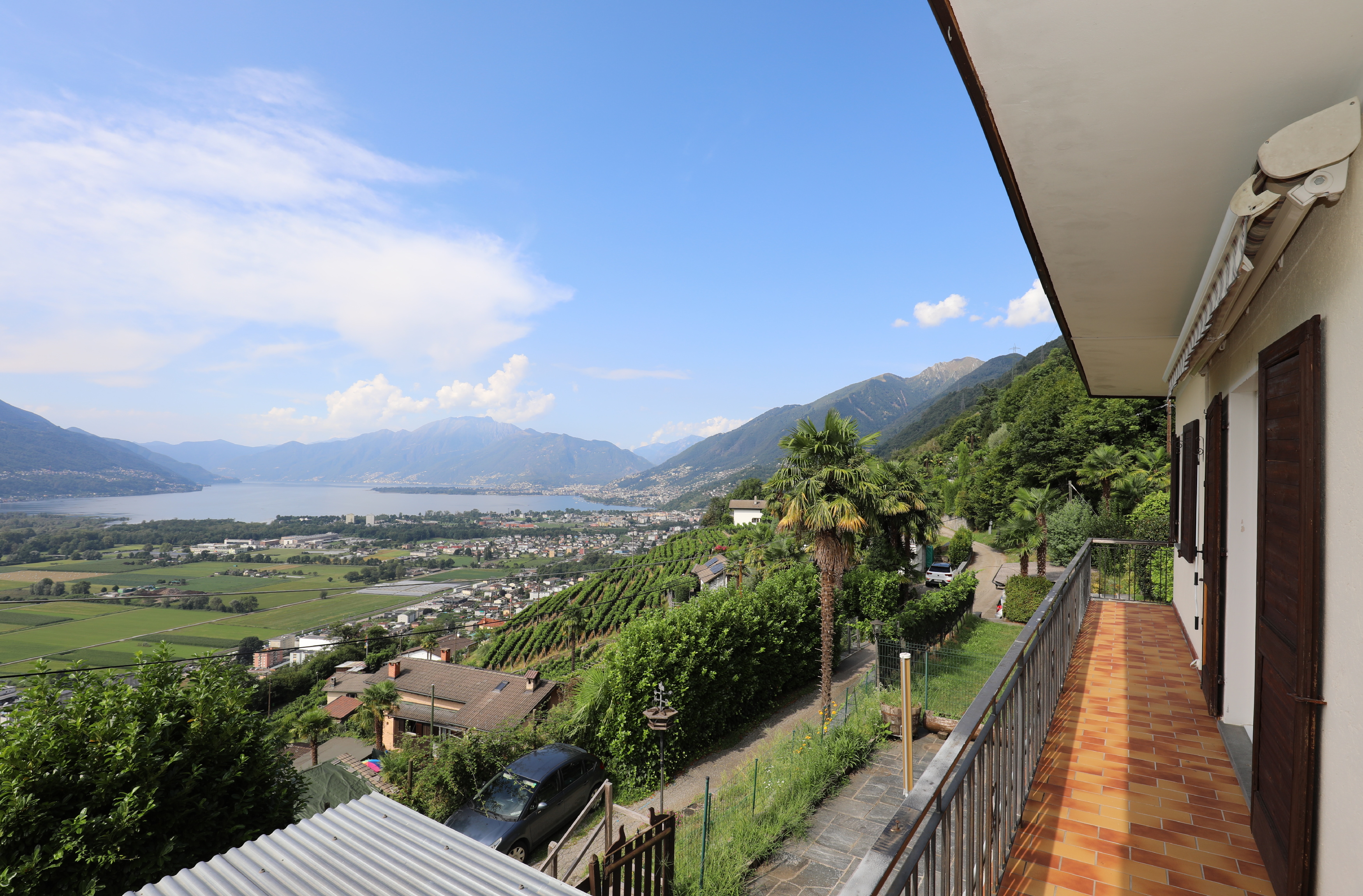 Balkon mit Seeblick und Bergpanorama