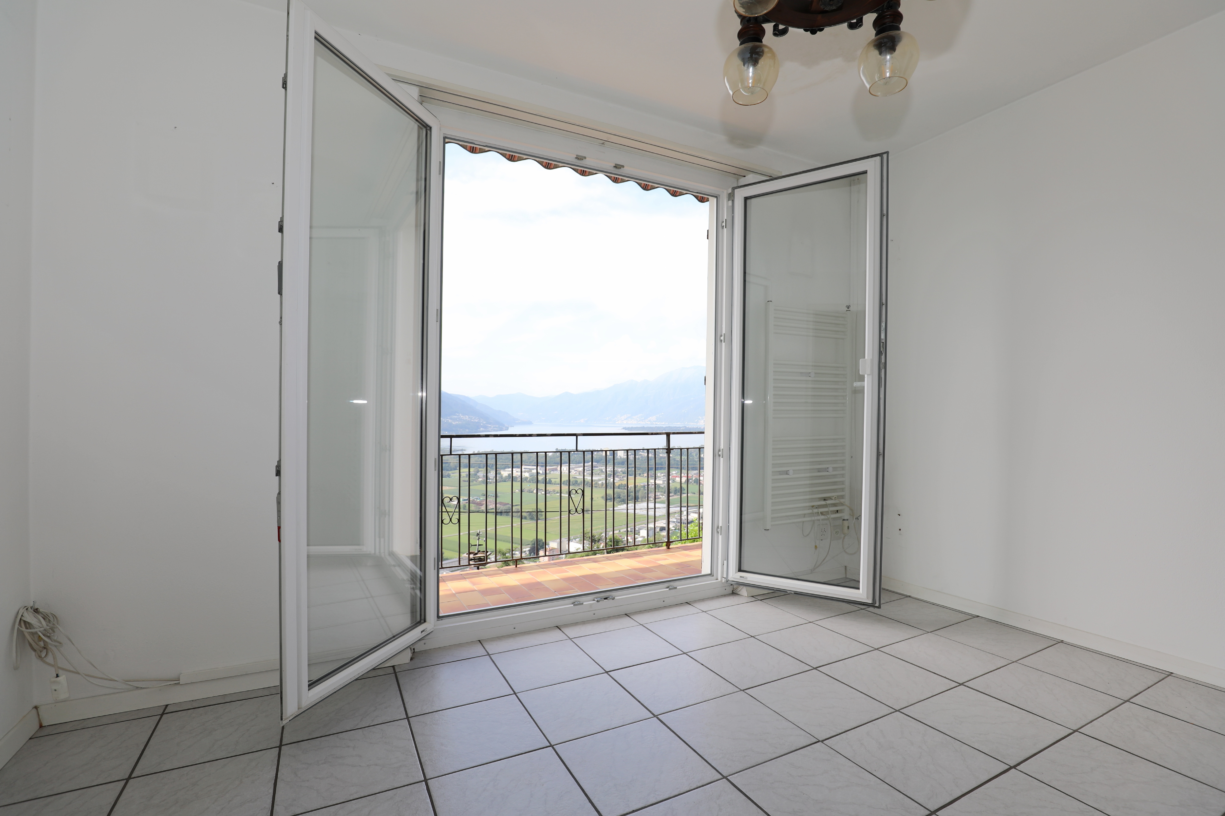 Leerer Raum mit Balkon und Aussicht