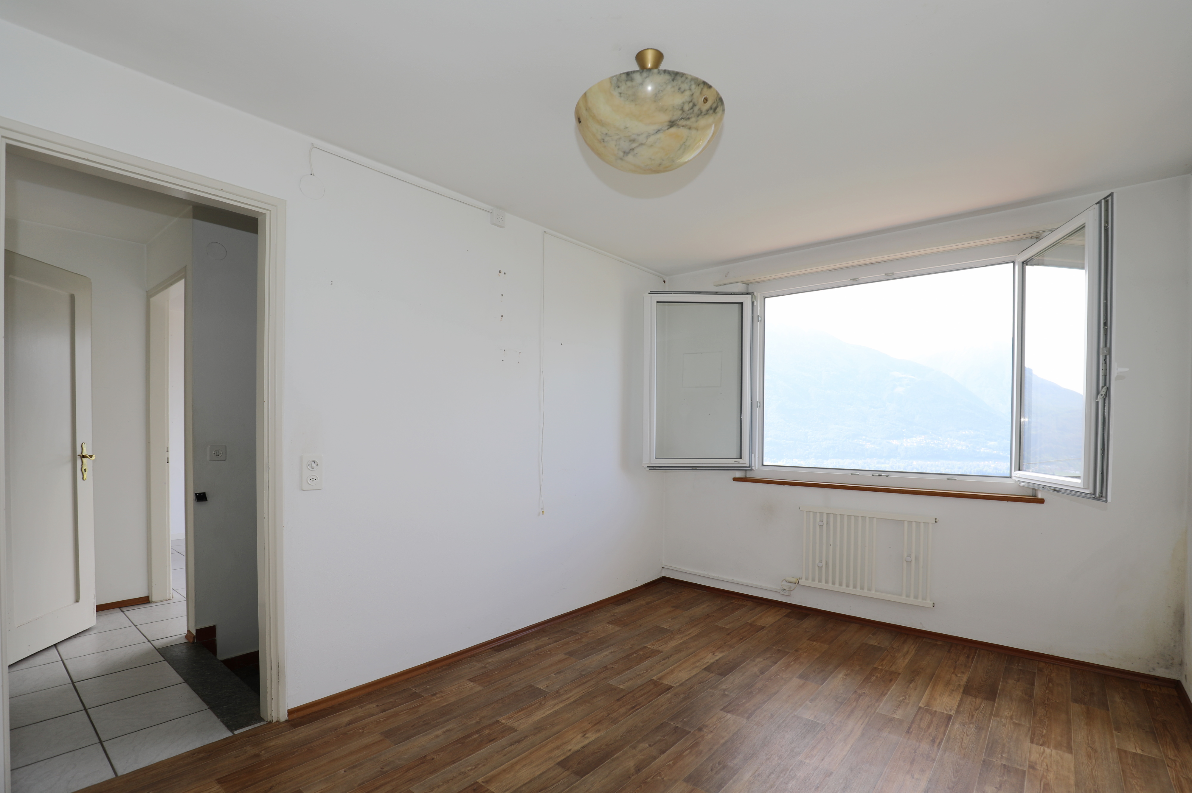 Leerer Wohnraum mit Bergblick