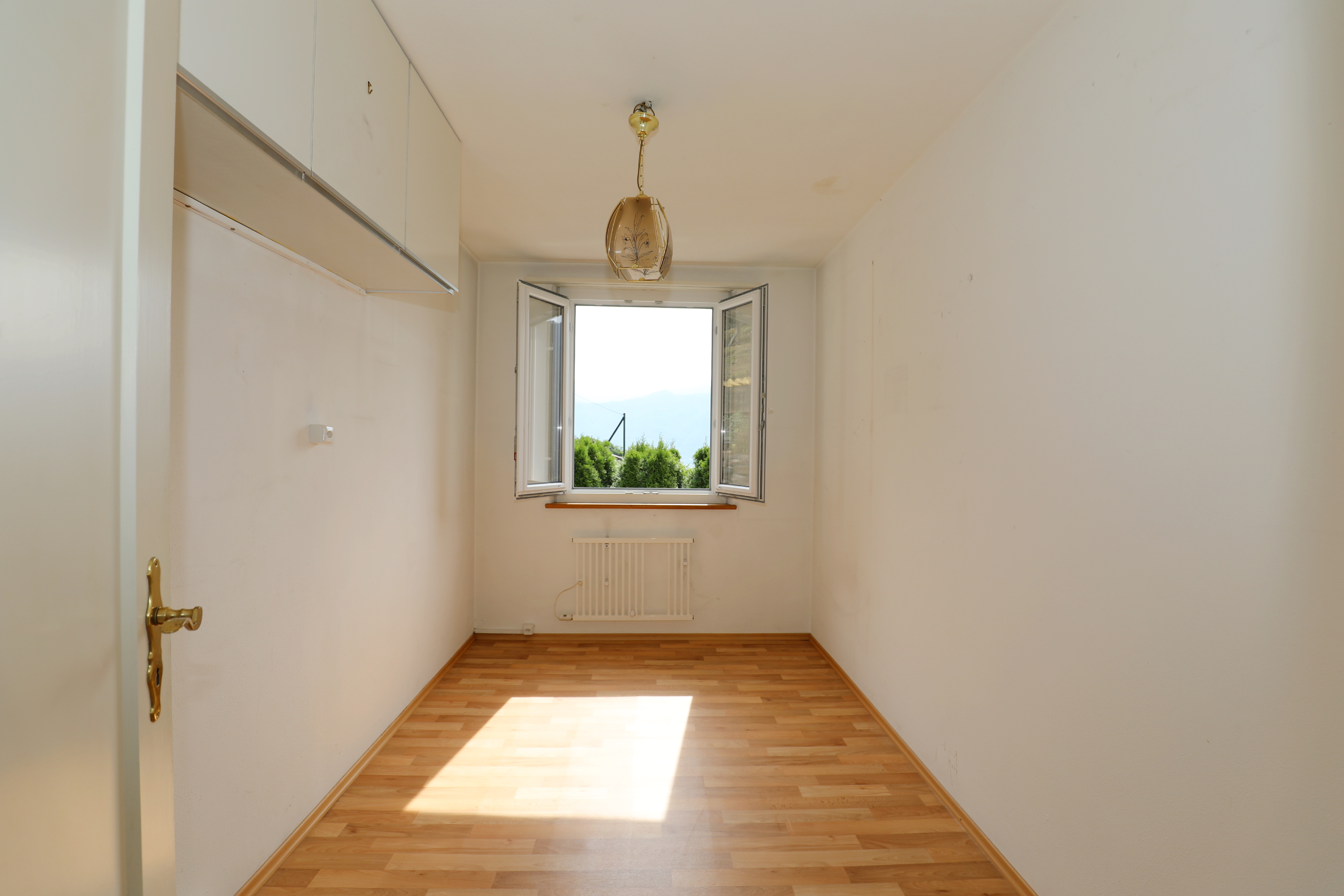 Heller leerer Raum mit Fenster und Heizkörper