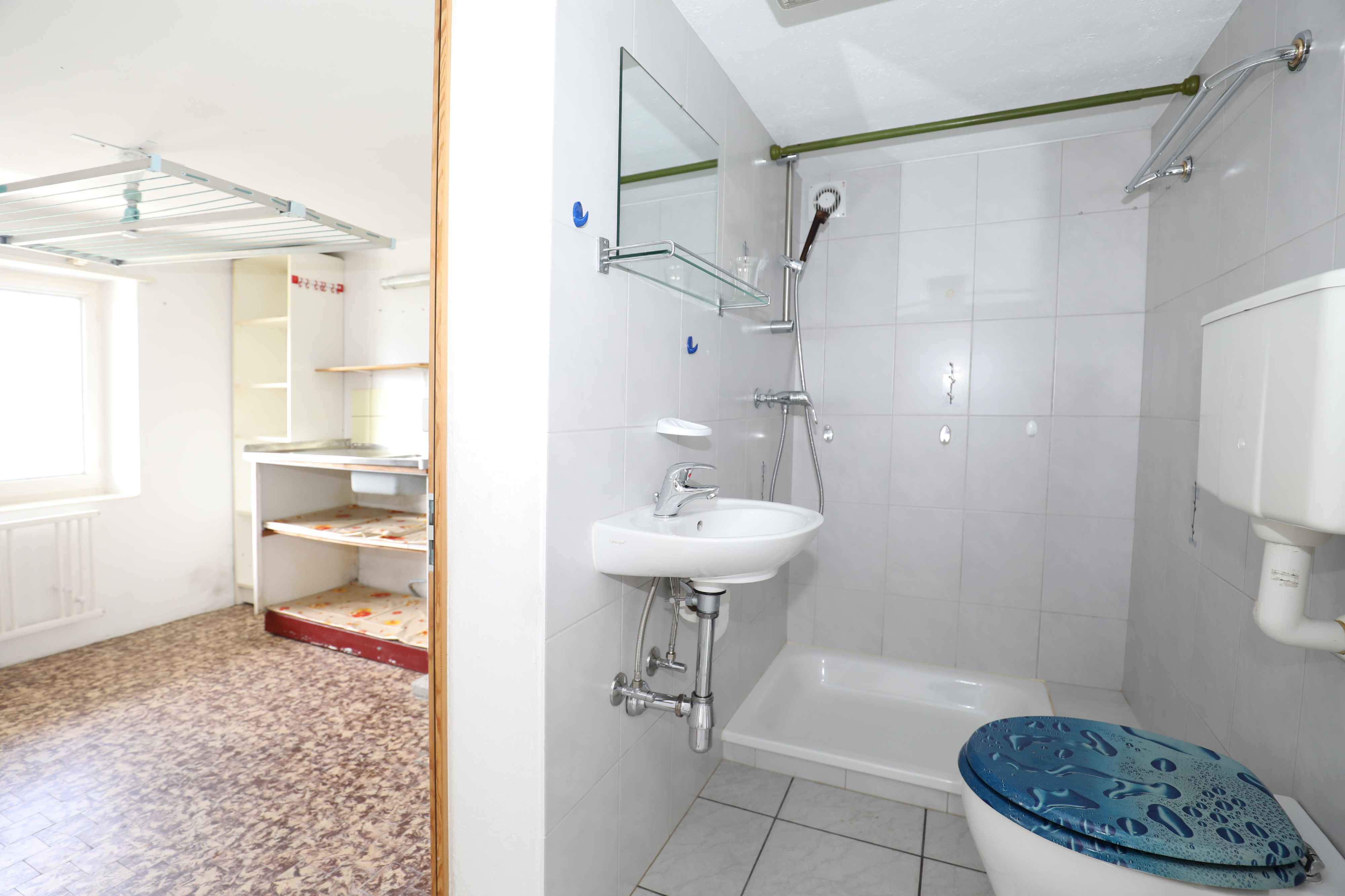 Badezimmer mit angrenzendem Raum