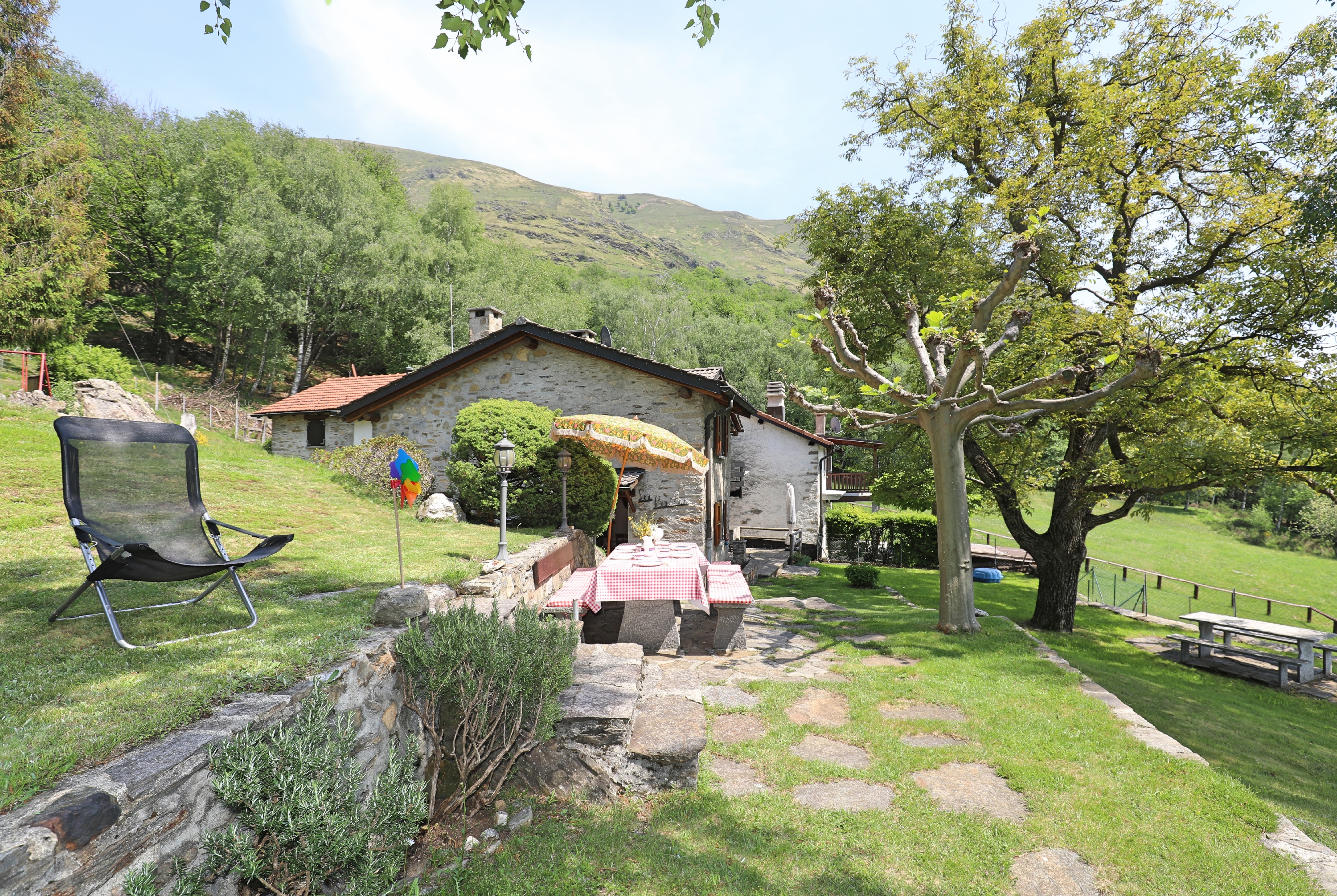 Ländliches Steinhaus mit großer Gartenanlage