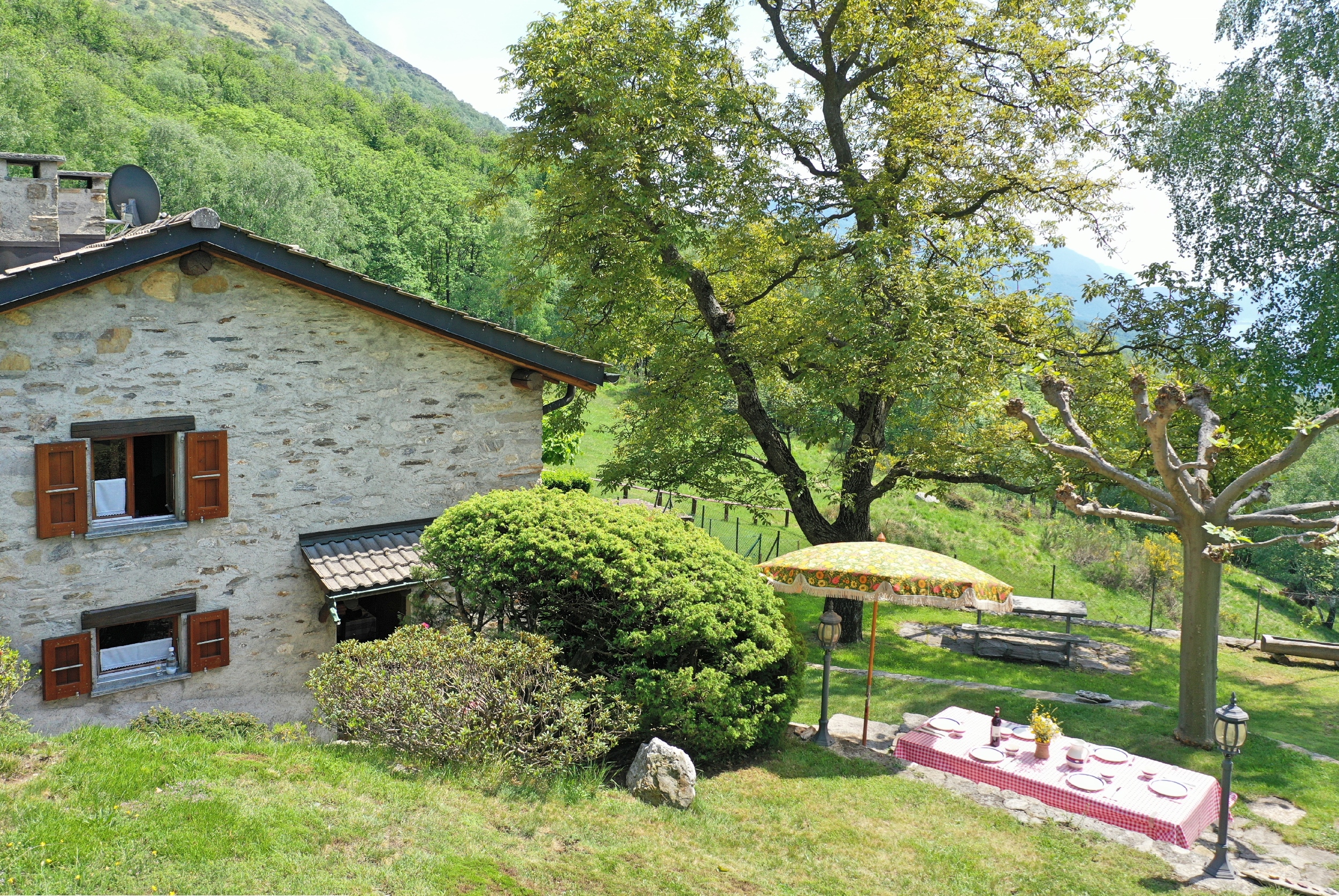 Steinhaus mit Garten auf Berghang