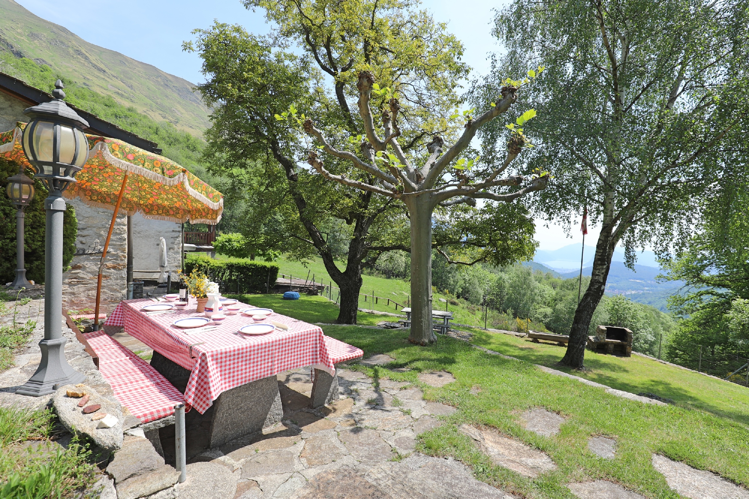 Gartenterrasse mit Bergblick