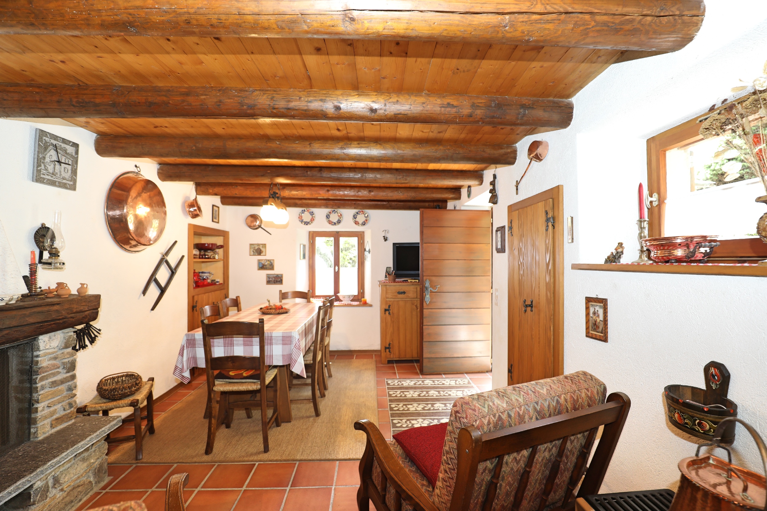 Rustikales Esszimmer mit Holzdecke