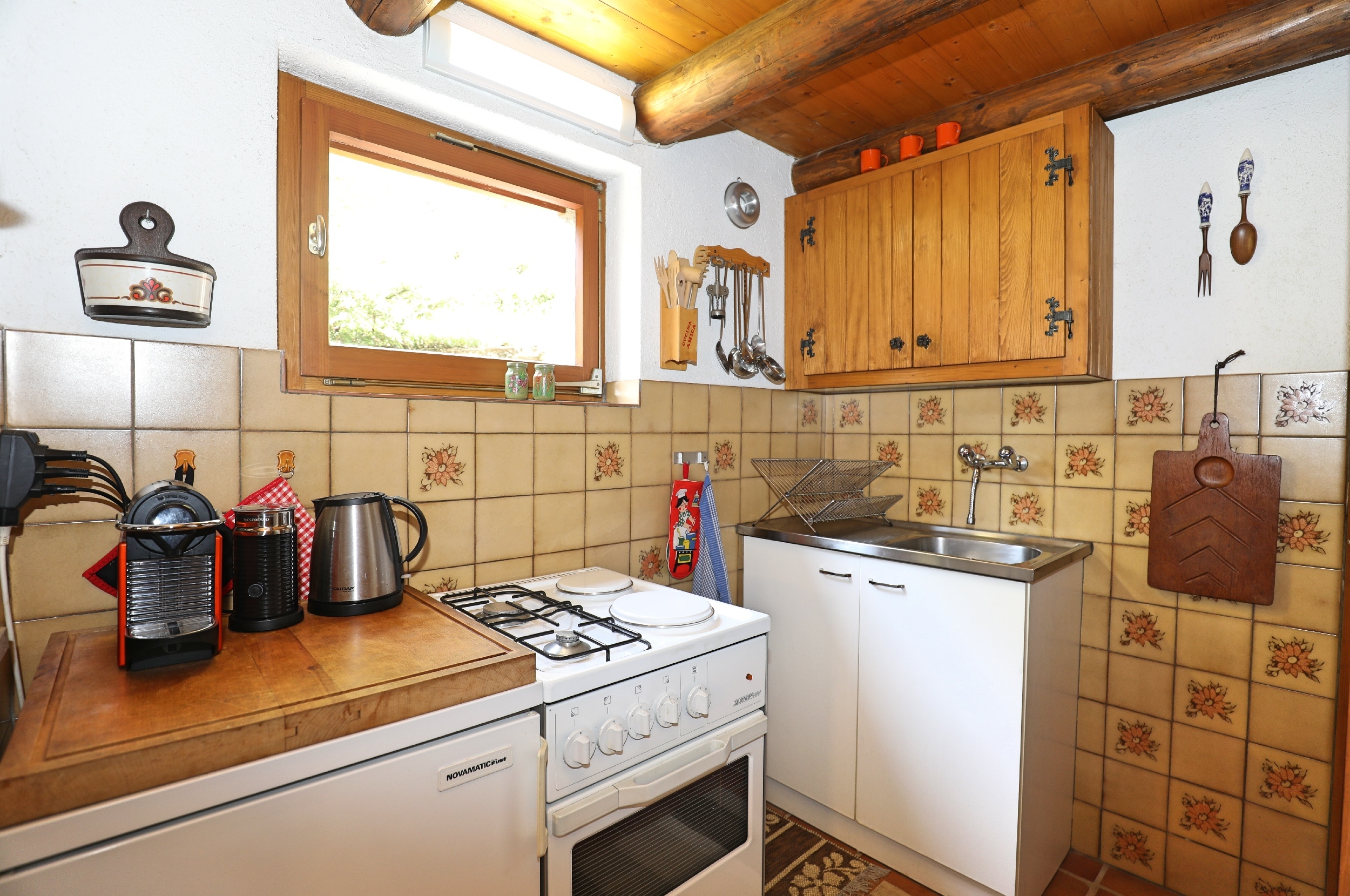 Rustikale kleine Küche mit Holzdetails