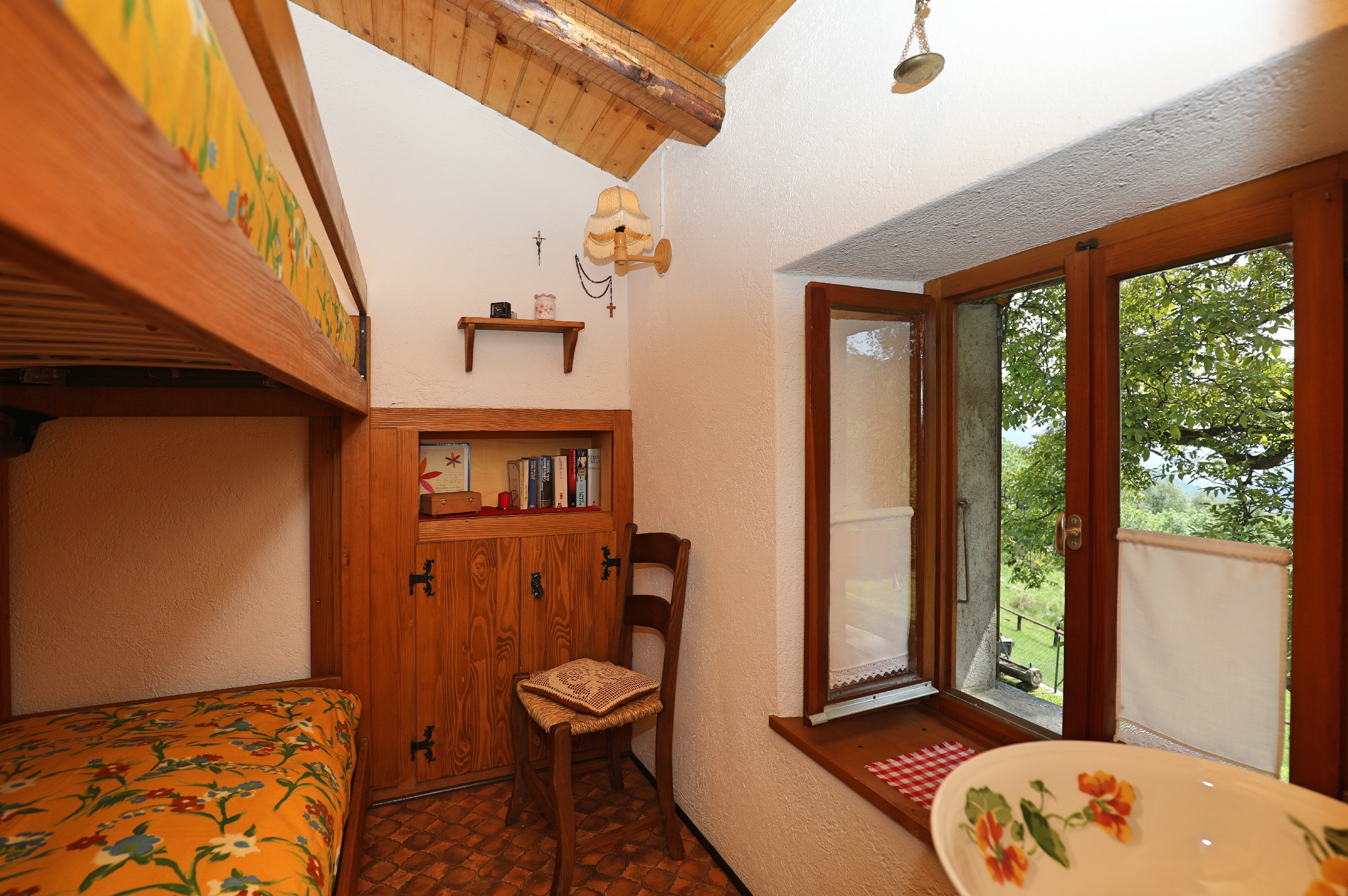 Gemütliches Dachzimmer mit Blick ins Grüne