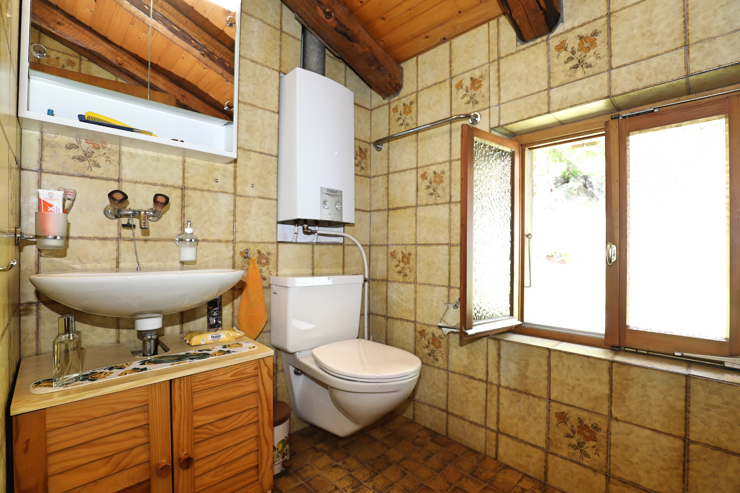 Rustikales Gäste-WC mit Dachschräge