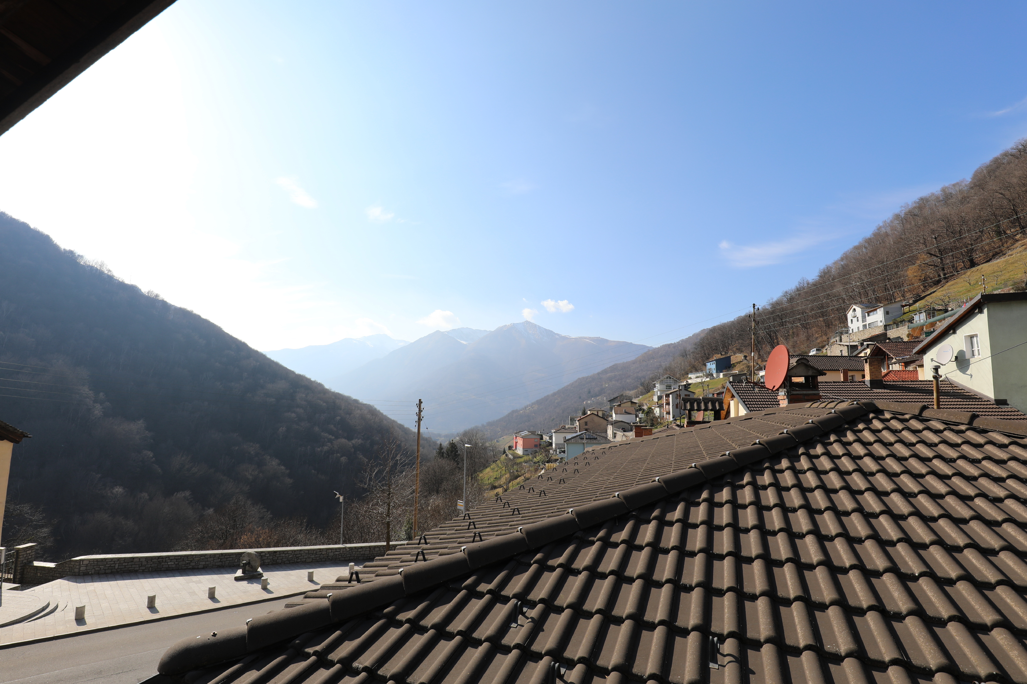 Bergblick über Dächer und Tal