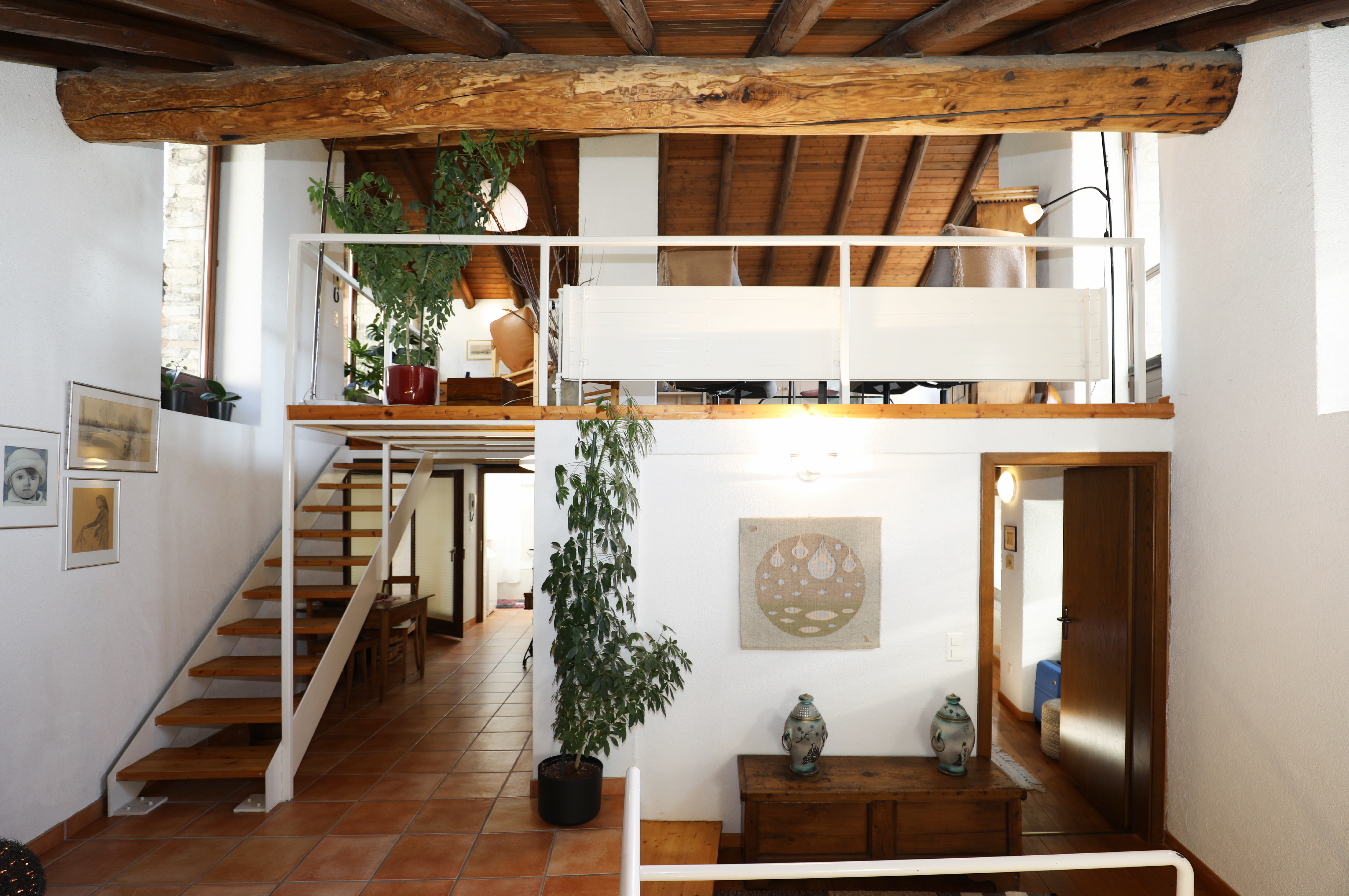 Offener Wohnbereich mit Galerie und Holzdecke