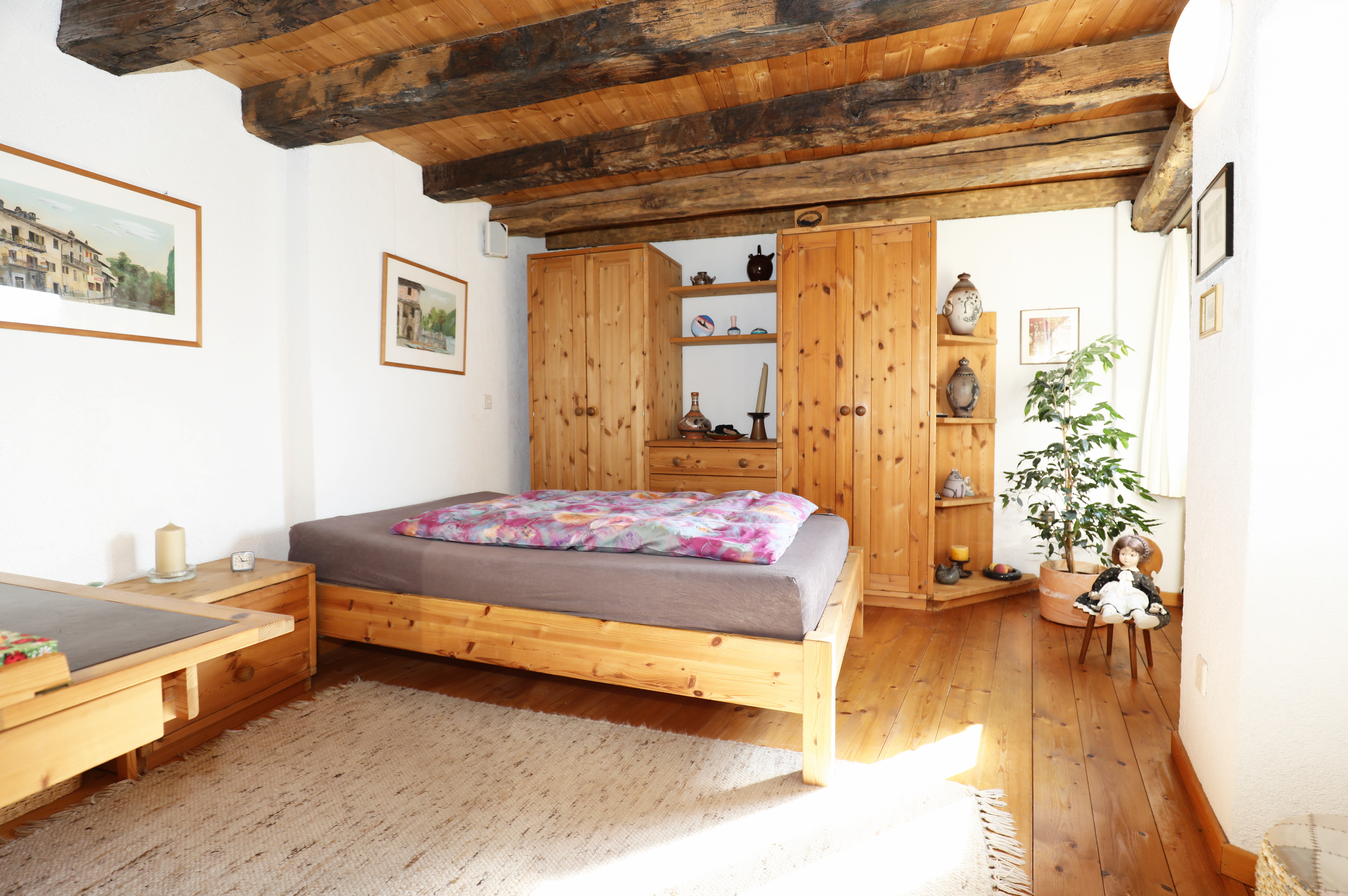 Gemütliches Schlafzimmer mit Holzbalkendecke