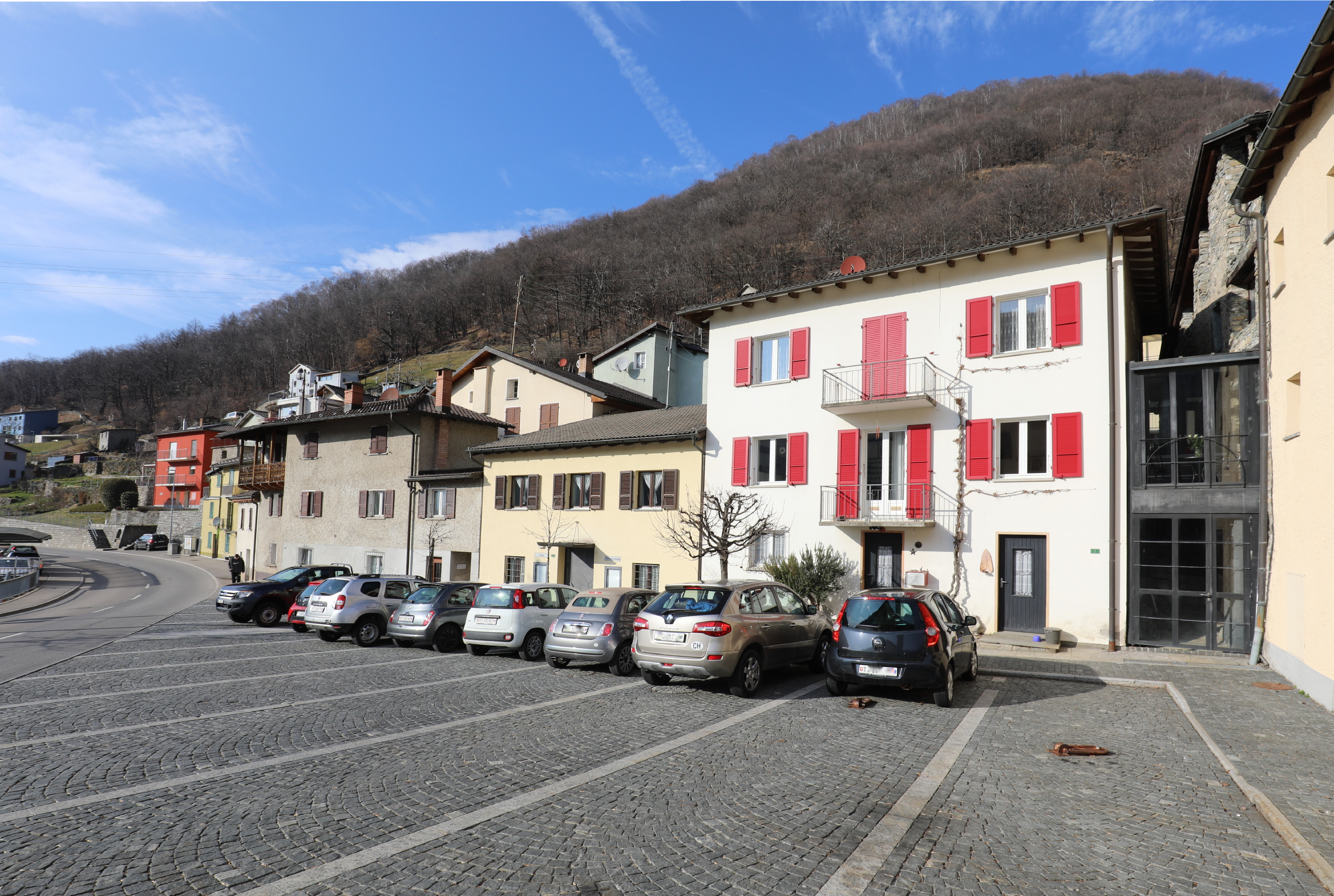 Straßenansicht von Wohnhäusern am Hang