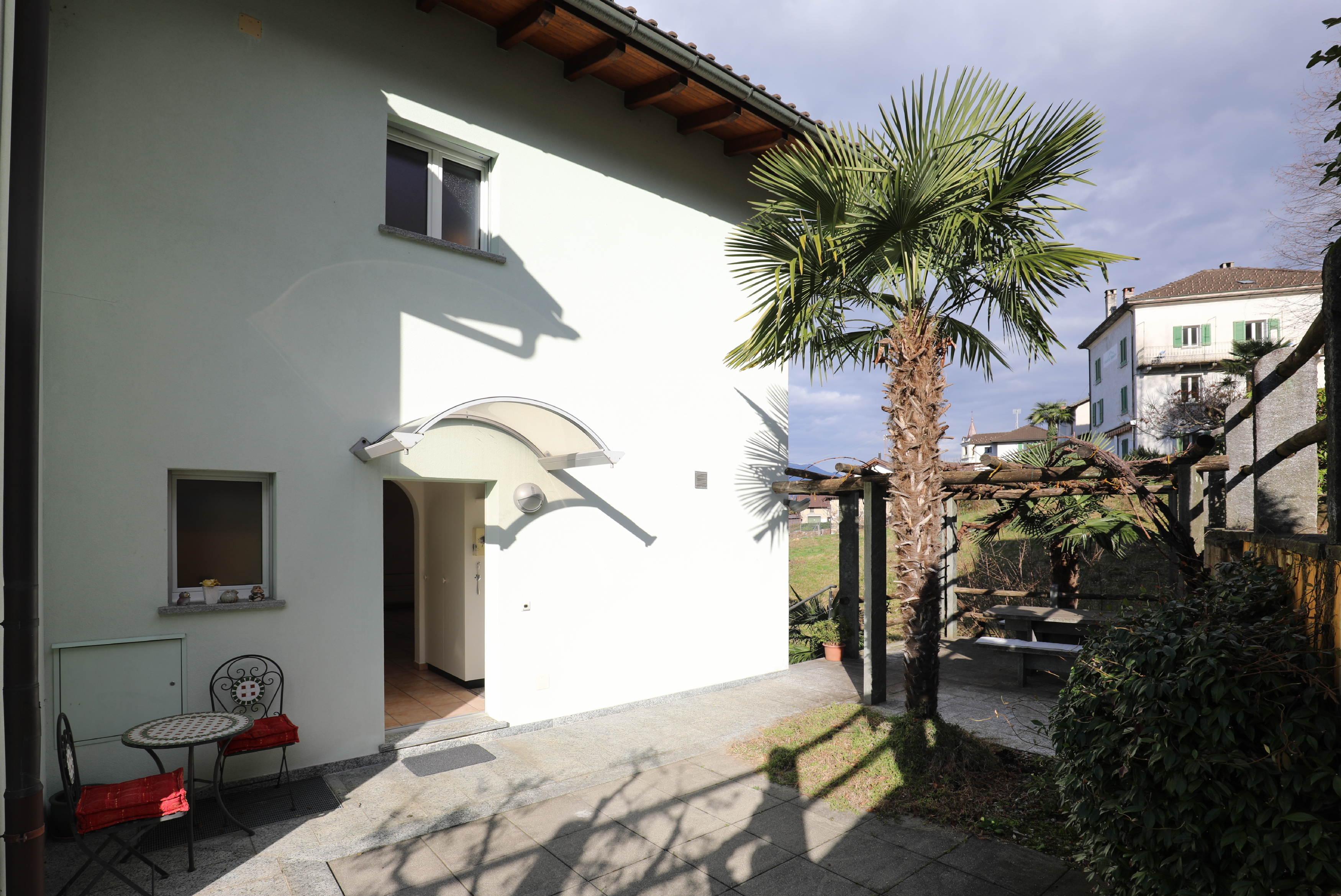 Außenansicht mit Terrasse und Hauseingang