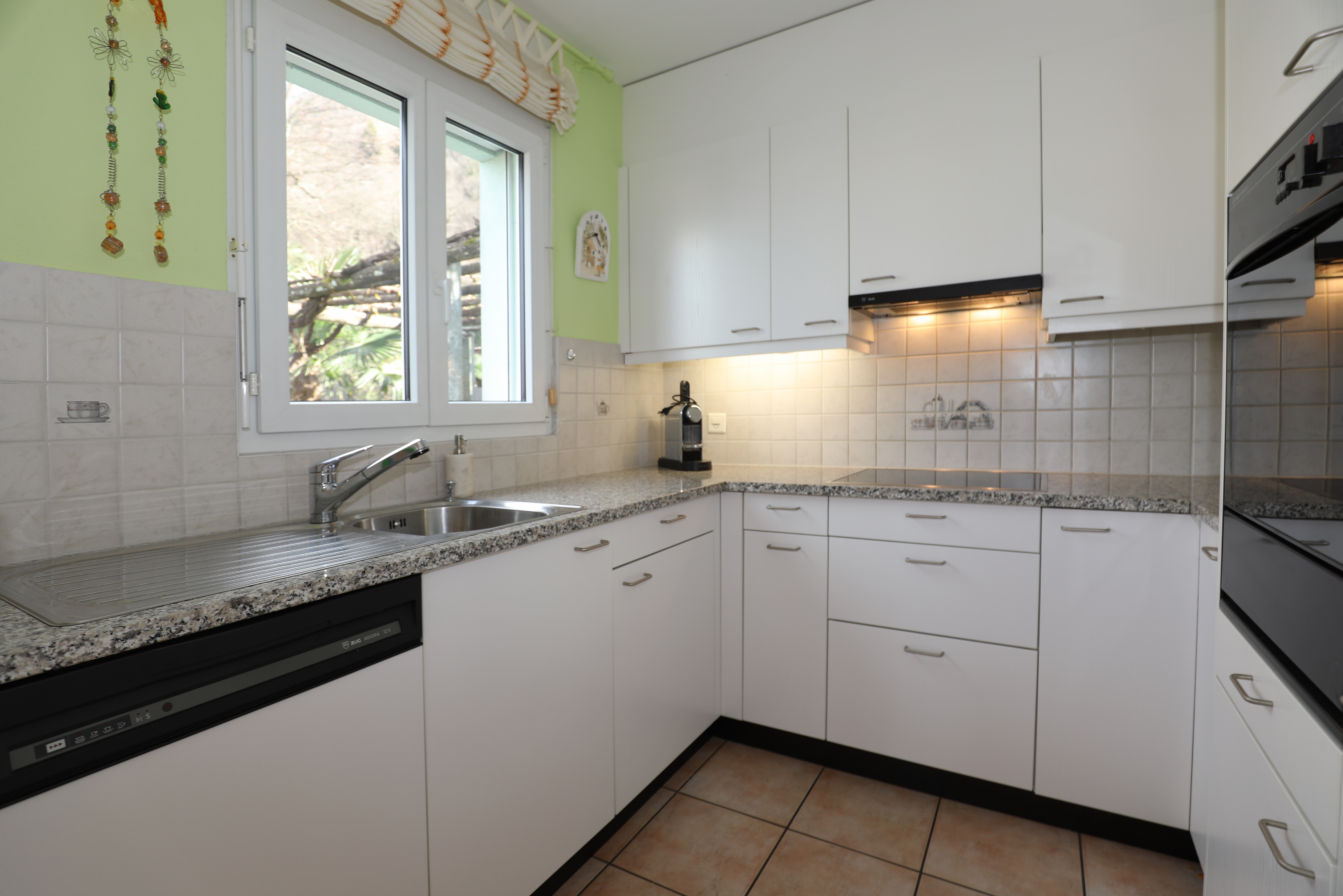 Helle, moderne Küche mit U-Form