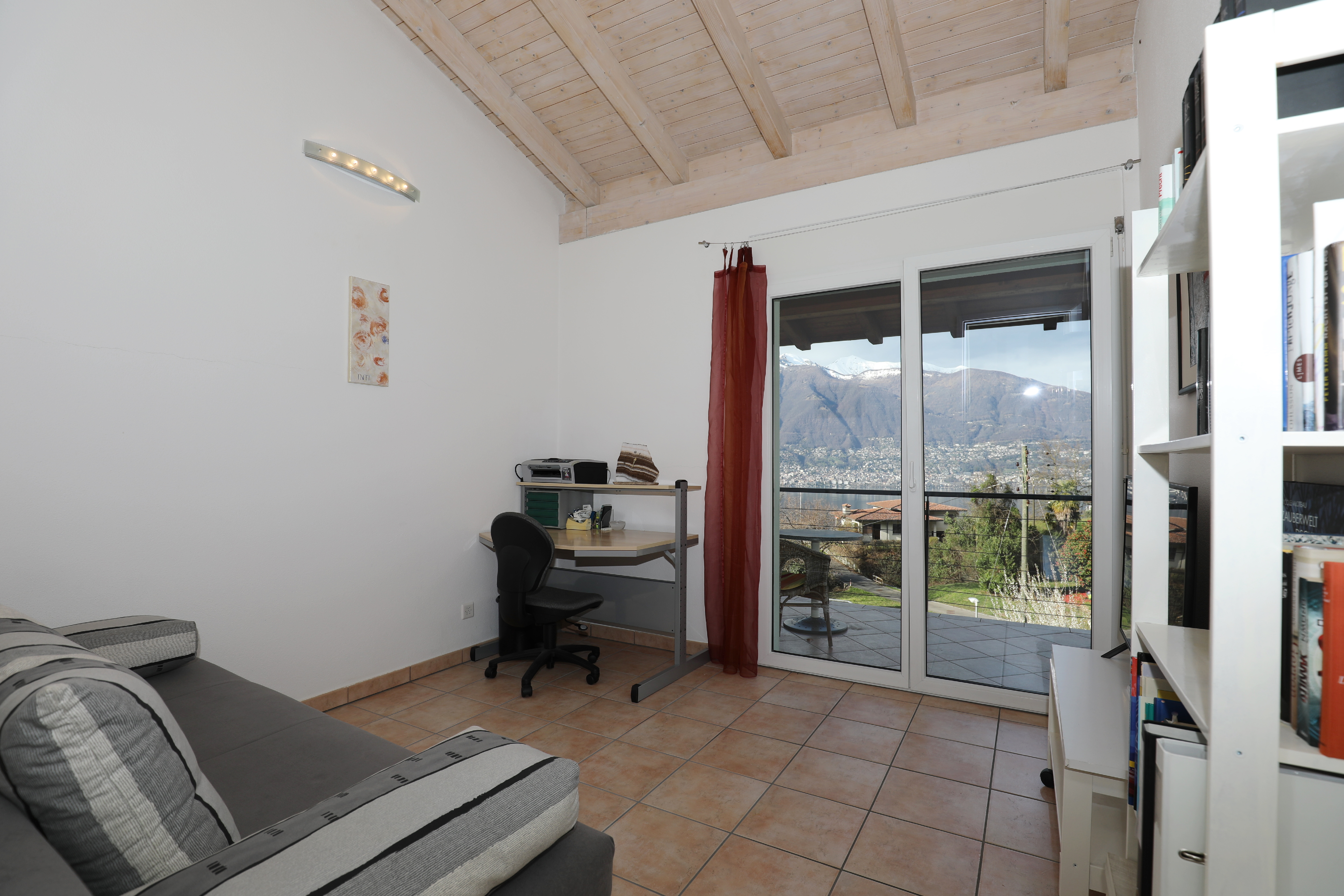 Wohnraum mit Arbeitsbereich und Bergblick