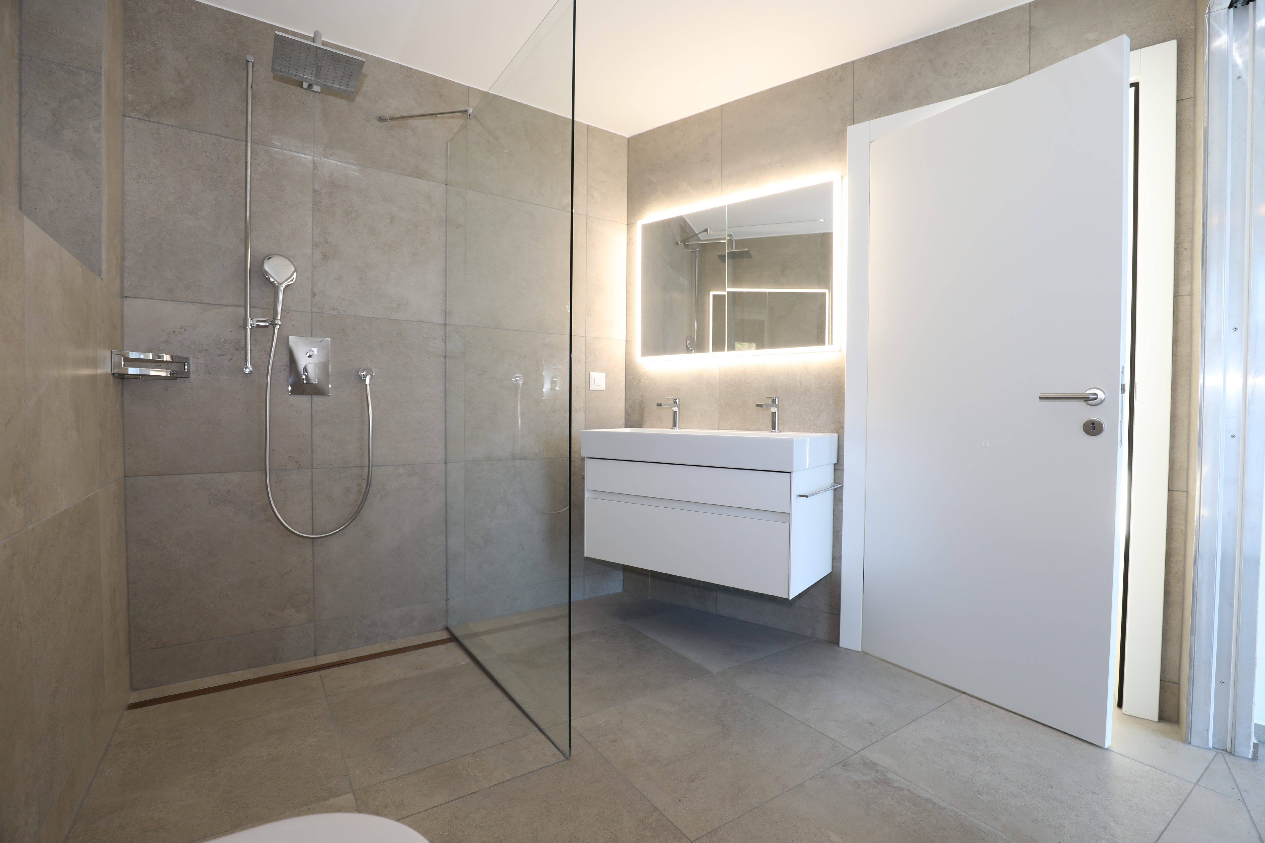 Modernes Badezimmer mit begehbarer Dusche und LED-Spiegel