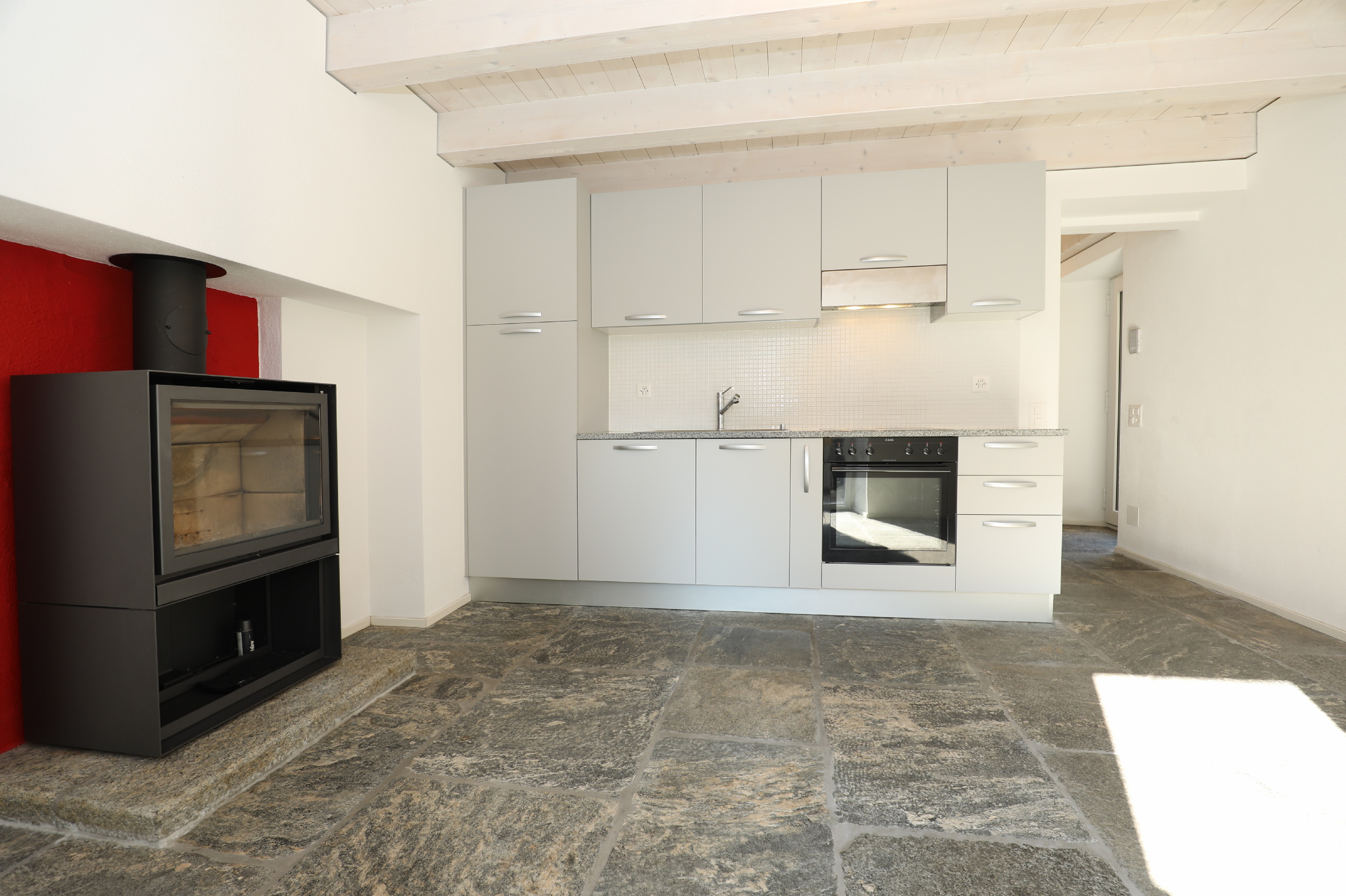 Modernisierte Wohnküche mit Kamin