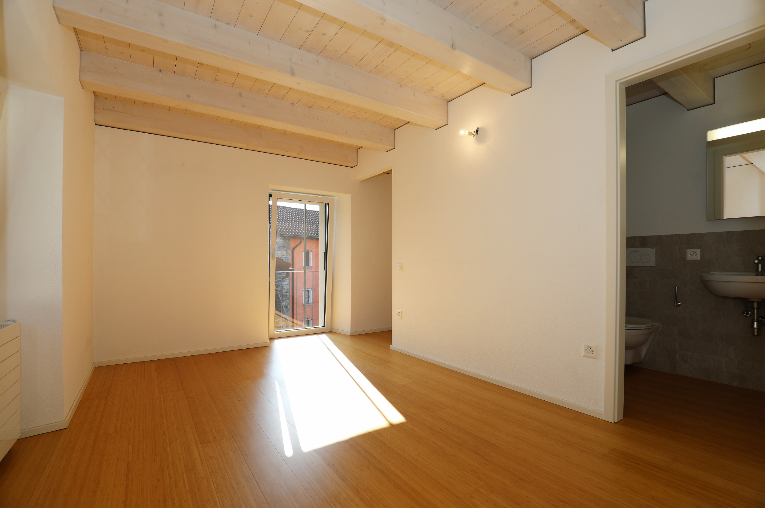 Helles Zimmer mit Holzbalkendecke