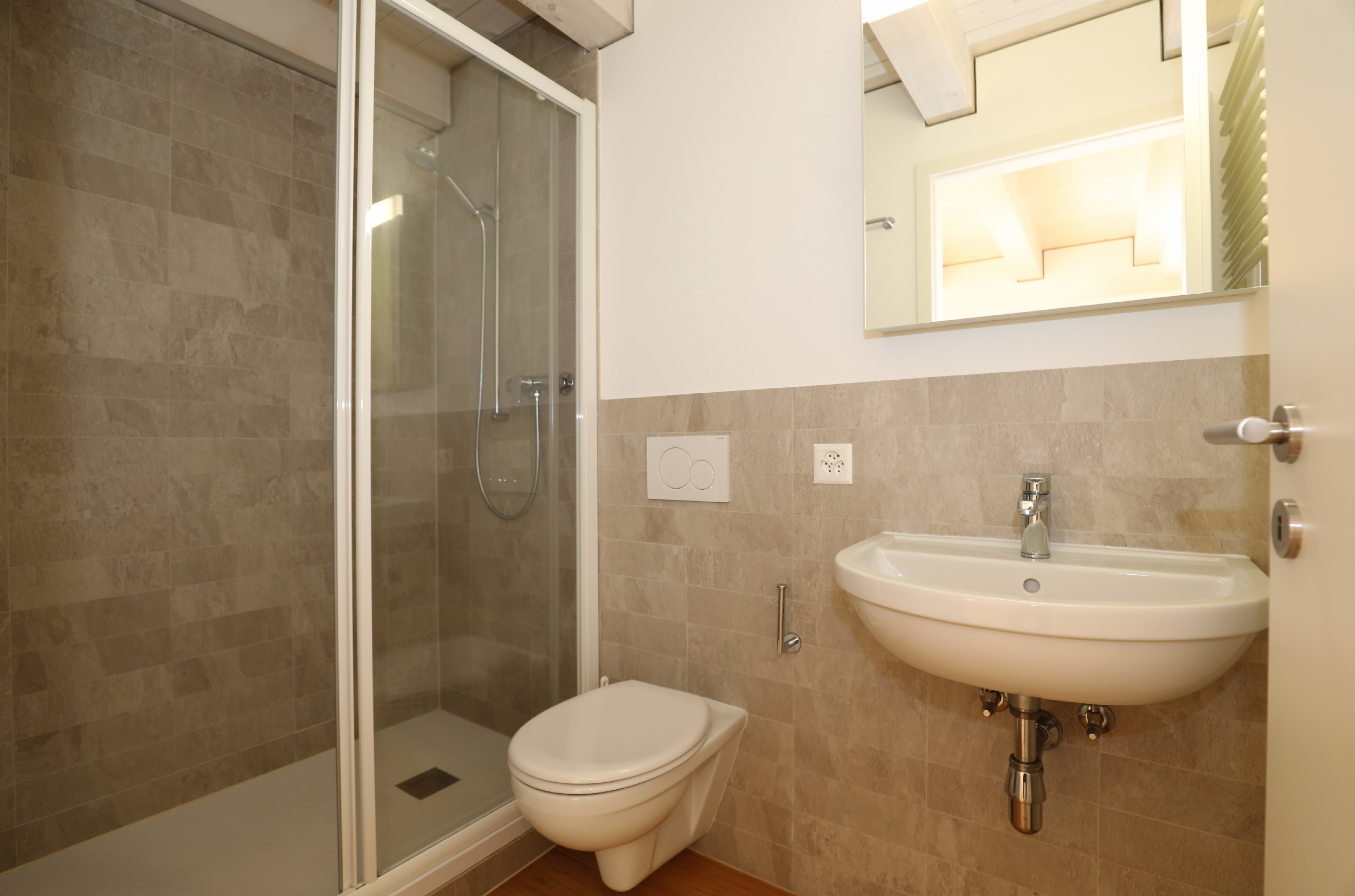Modernes Bad mit Dusche und WC