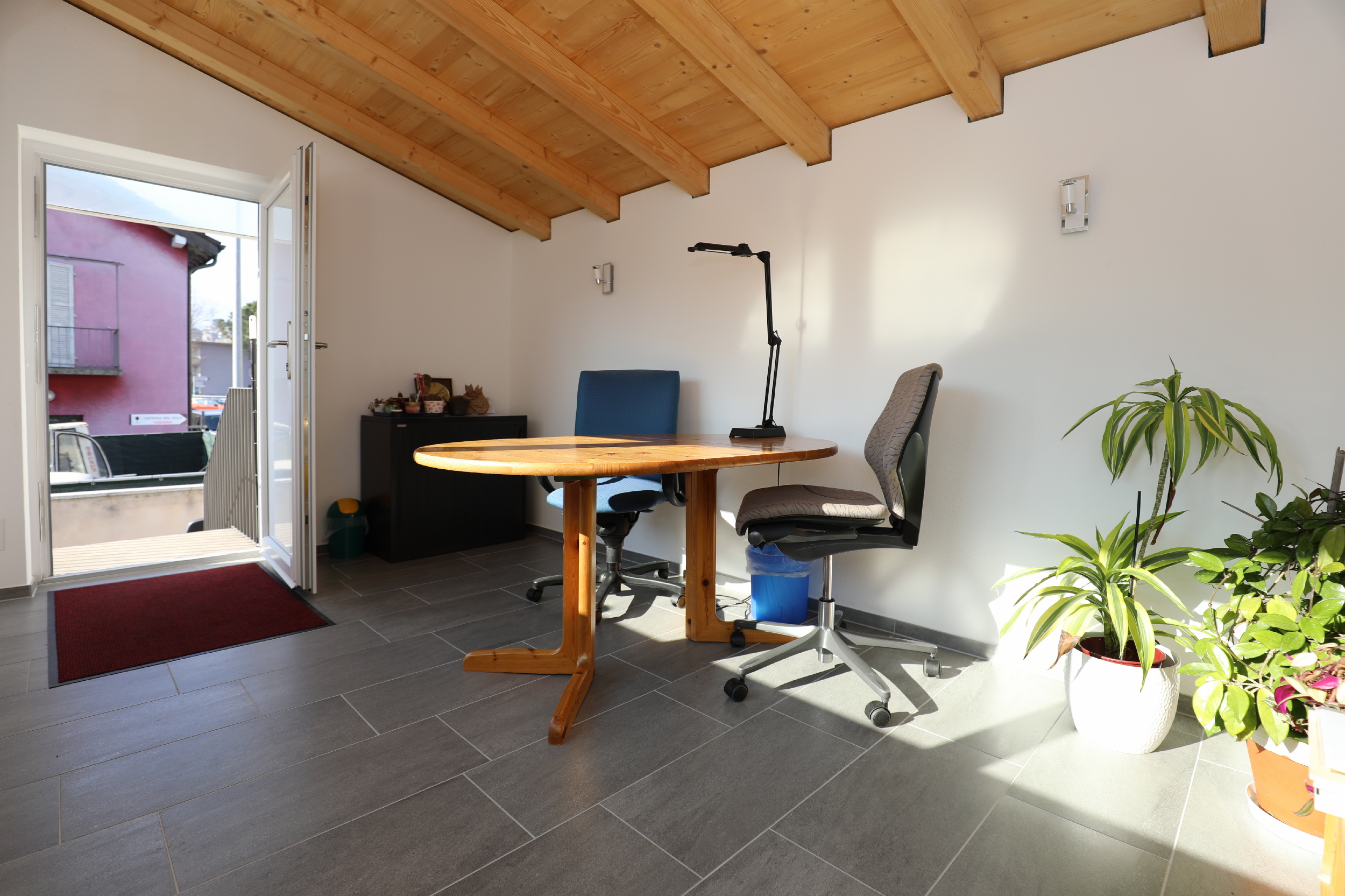 Heller Raum mit Schrägdach und Dachterrassenzugang