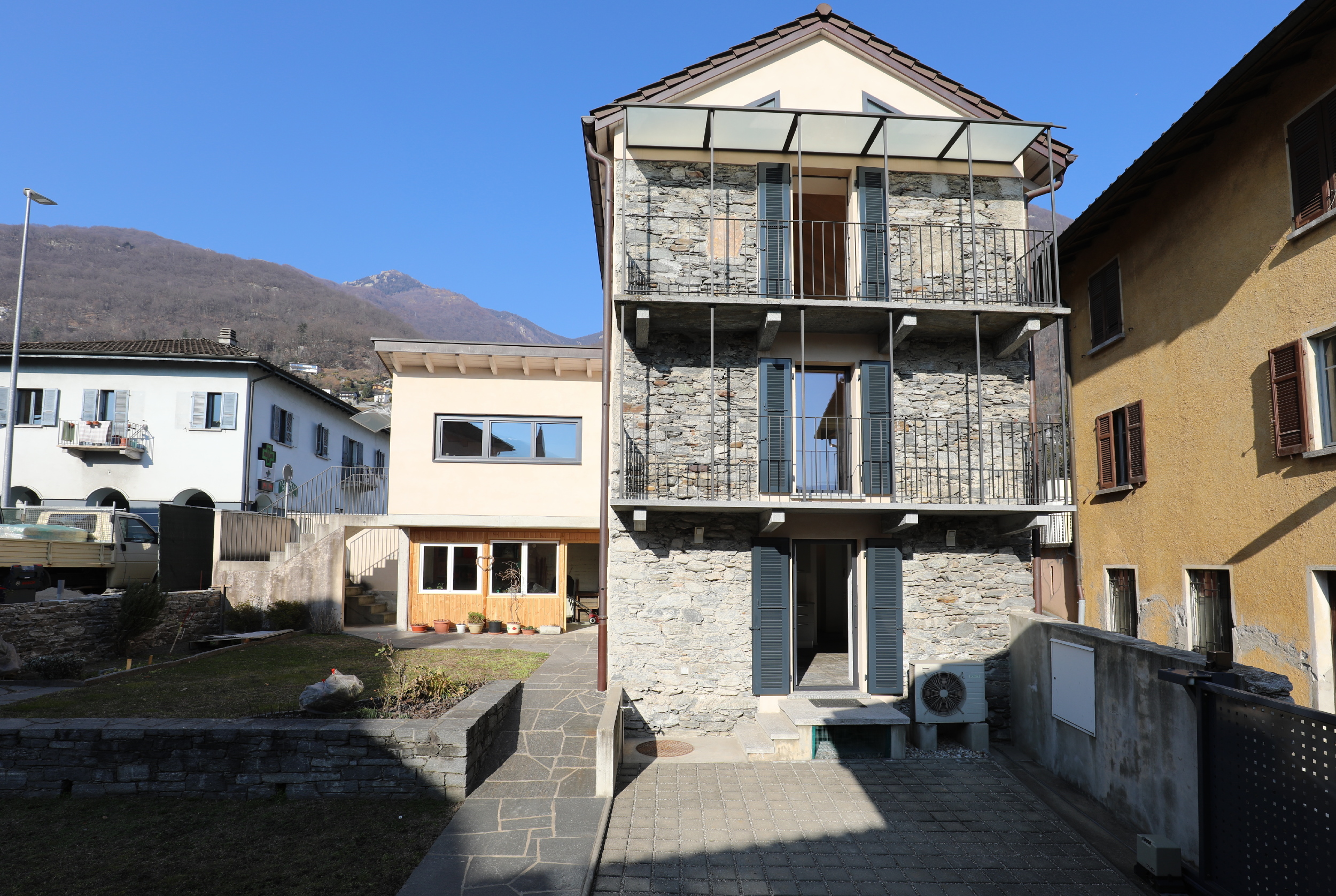 Steinhaus mit Balkon und Bergblick