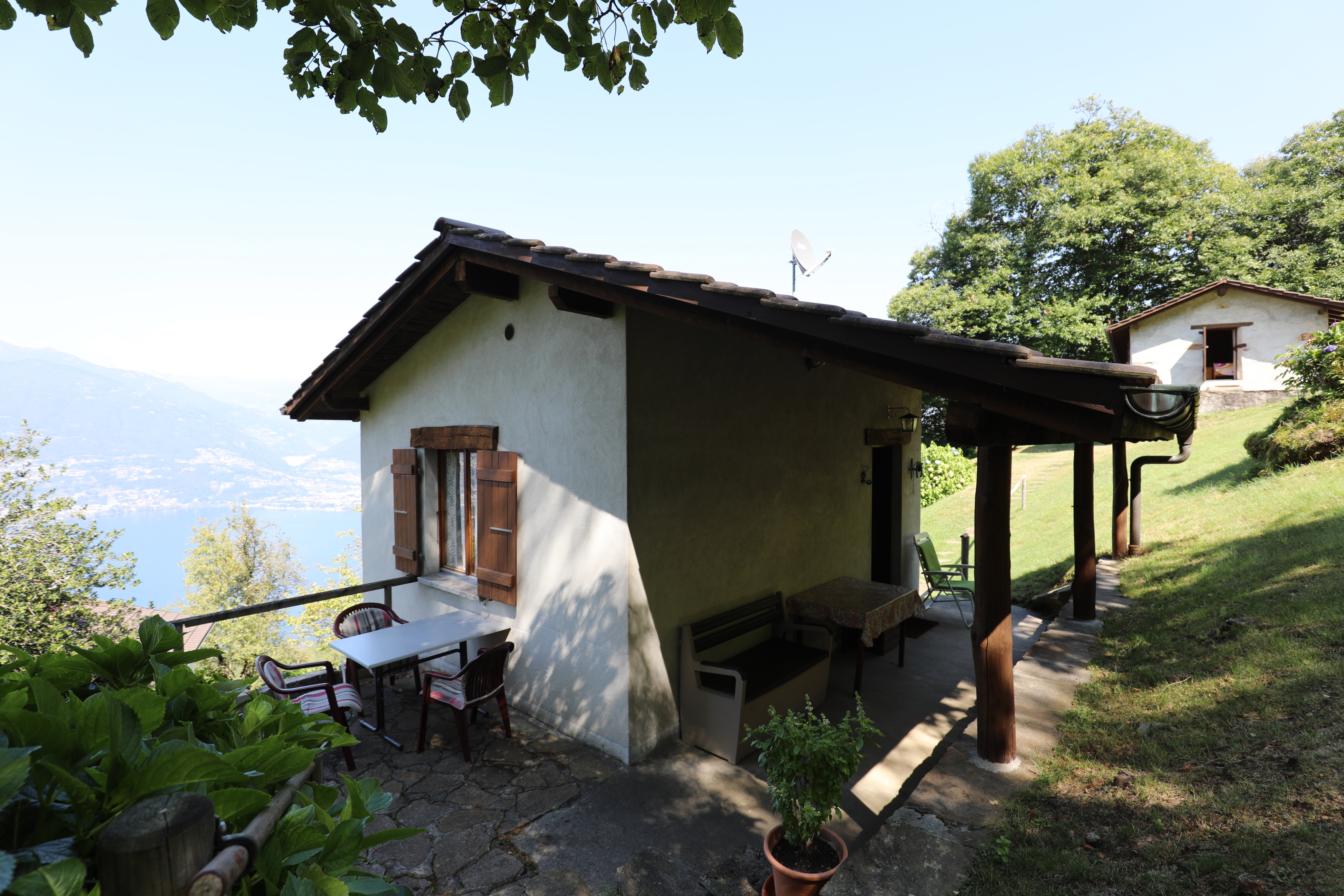 Terrasse mit Seeblick an kleinem Haus