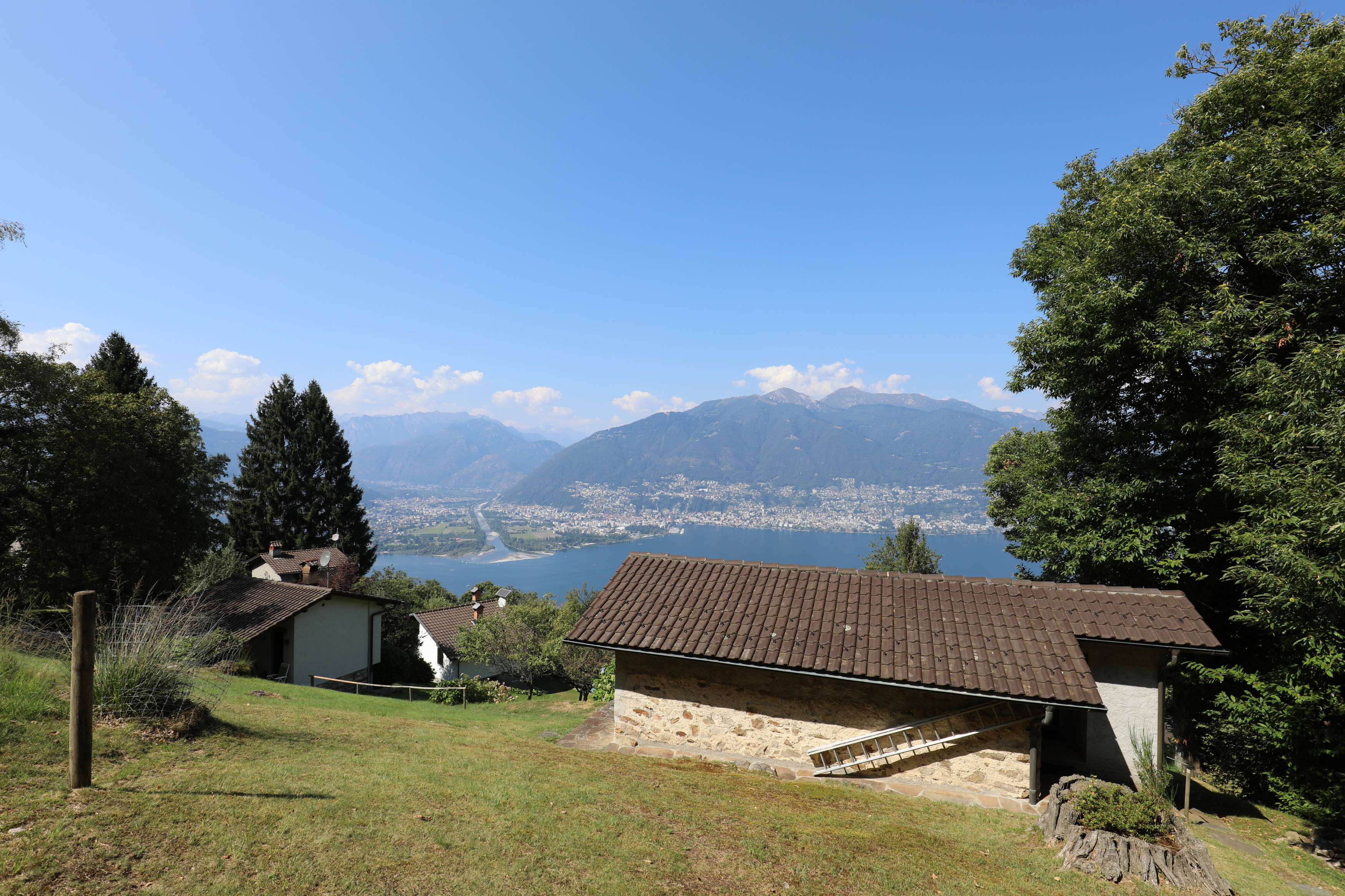 Seeblick mit Bergpanorama