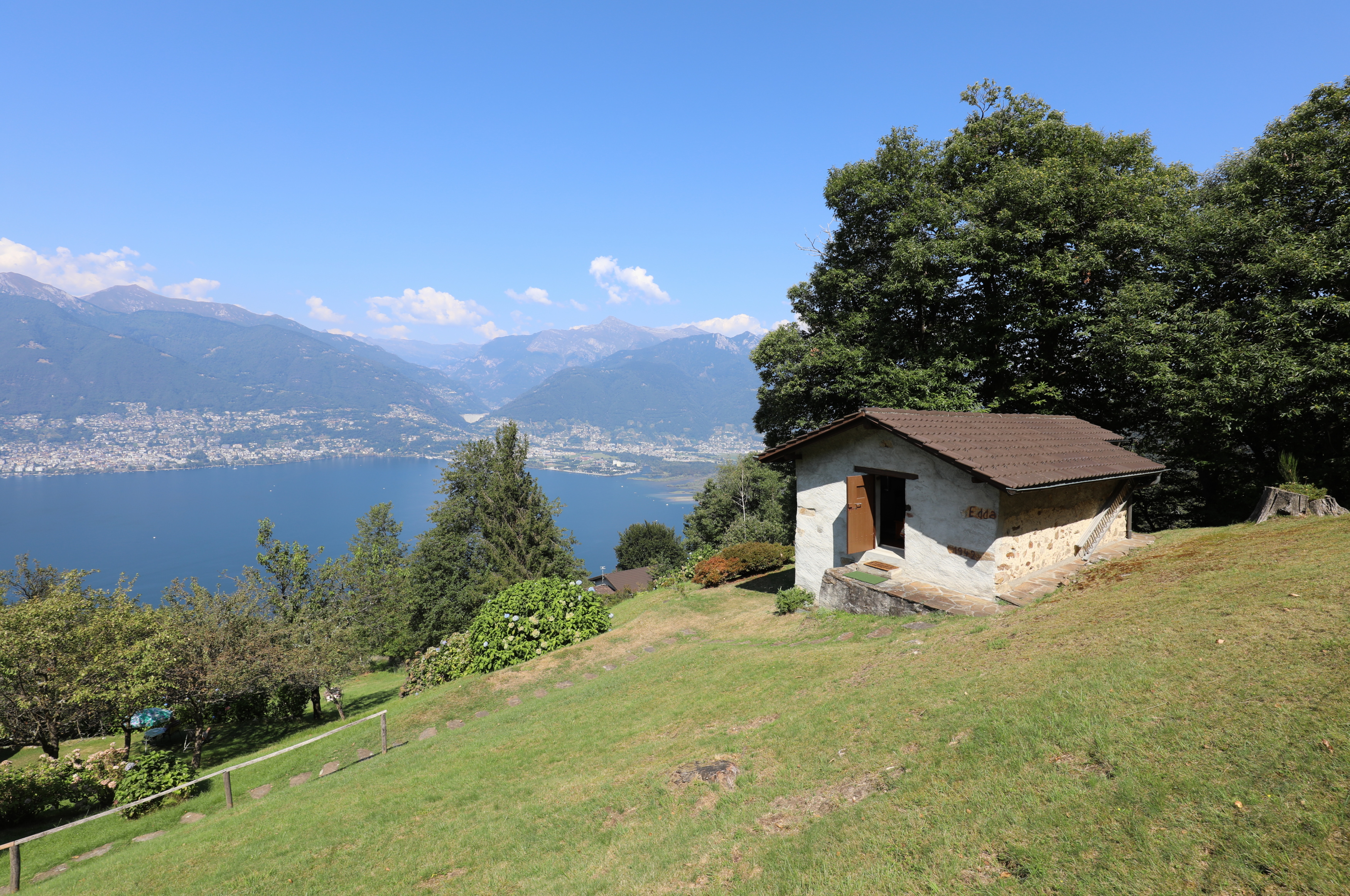 See mit kleinem Gartenhaus